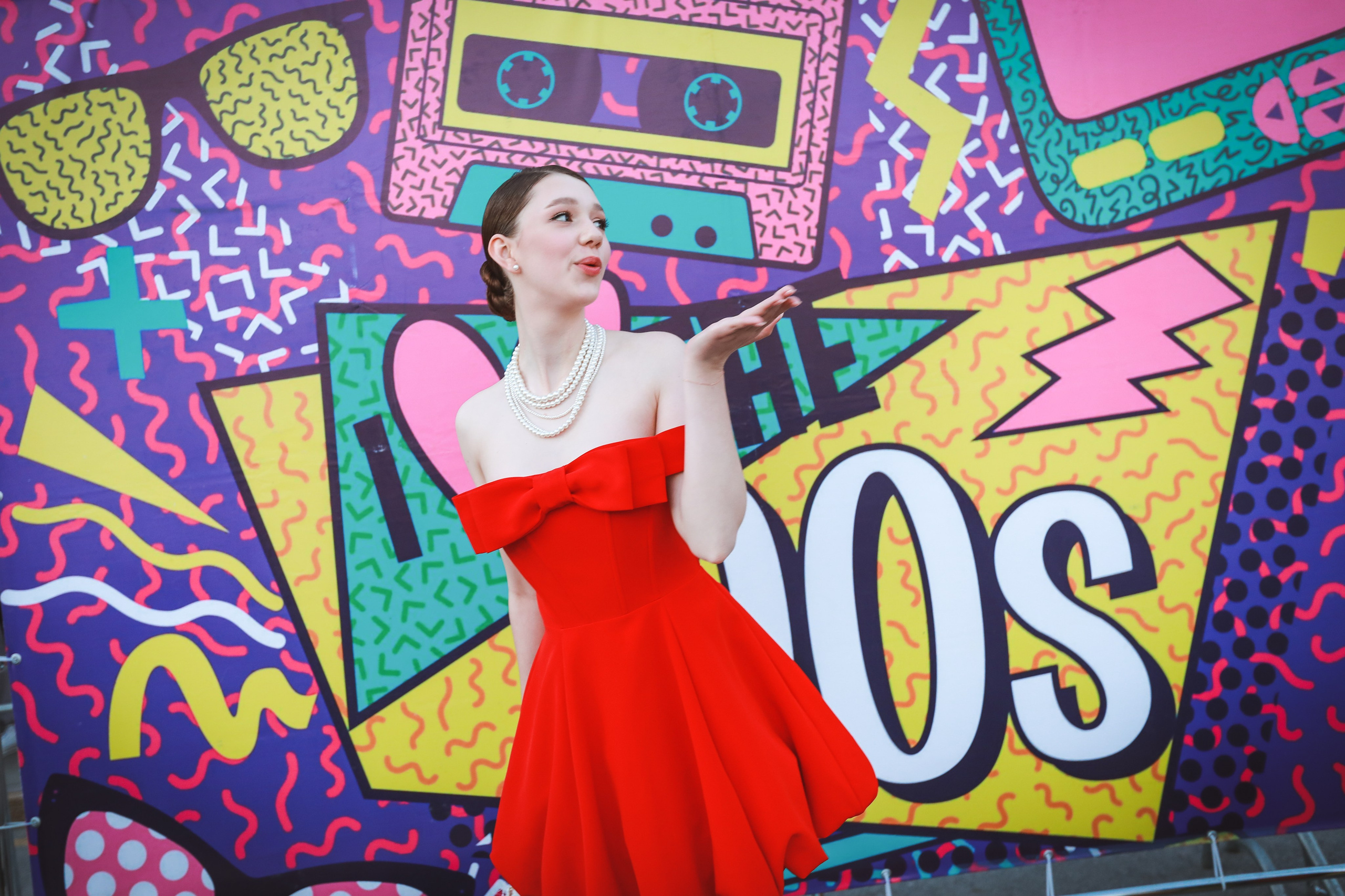 Красивая девушка в красном платье в ретро стиле.