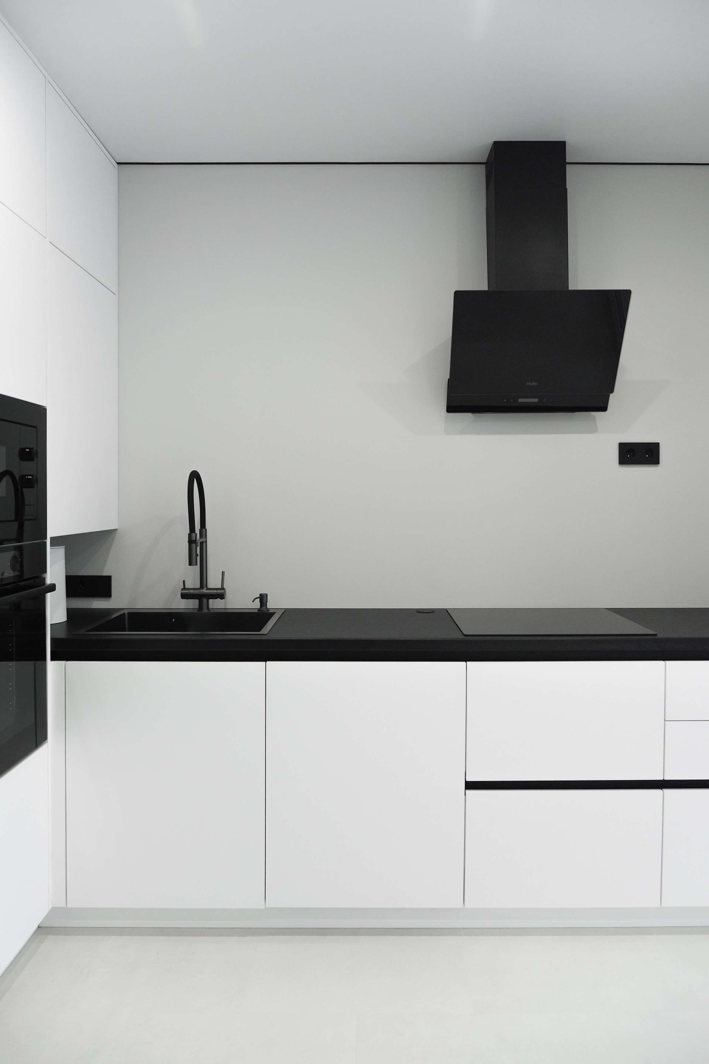 Мебель на заказ в Томске ЖК Михайловский Парк | Минималистичная кухня. ГУДРУМ — Мебель на заказ в Томске | Кухни | Шкафы | Стулья и Столы