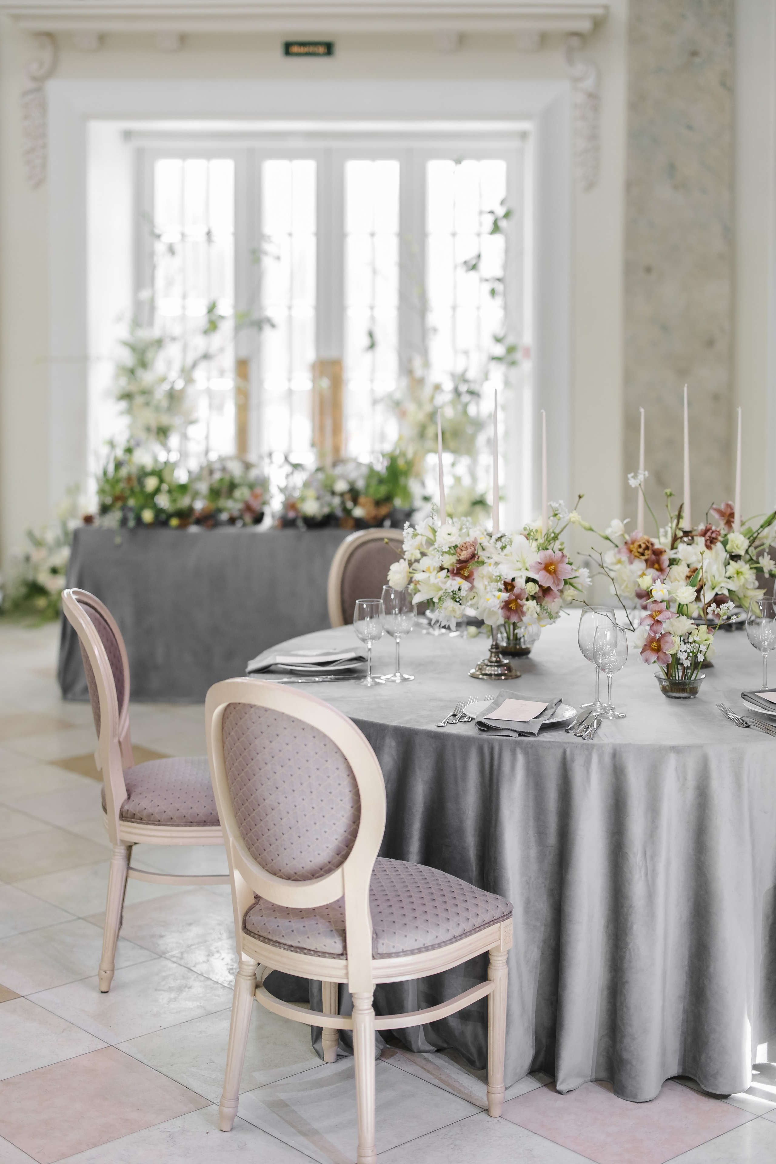 Стильное оформление свадебного ужина во дворце