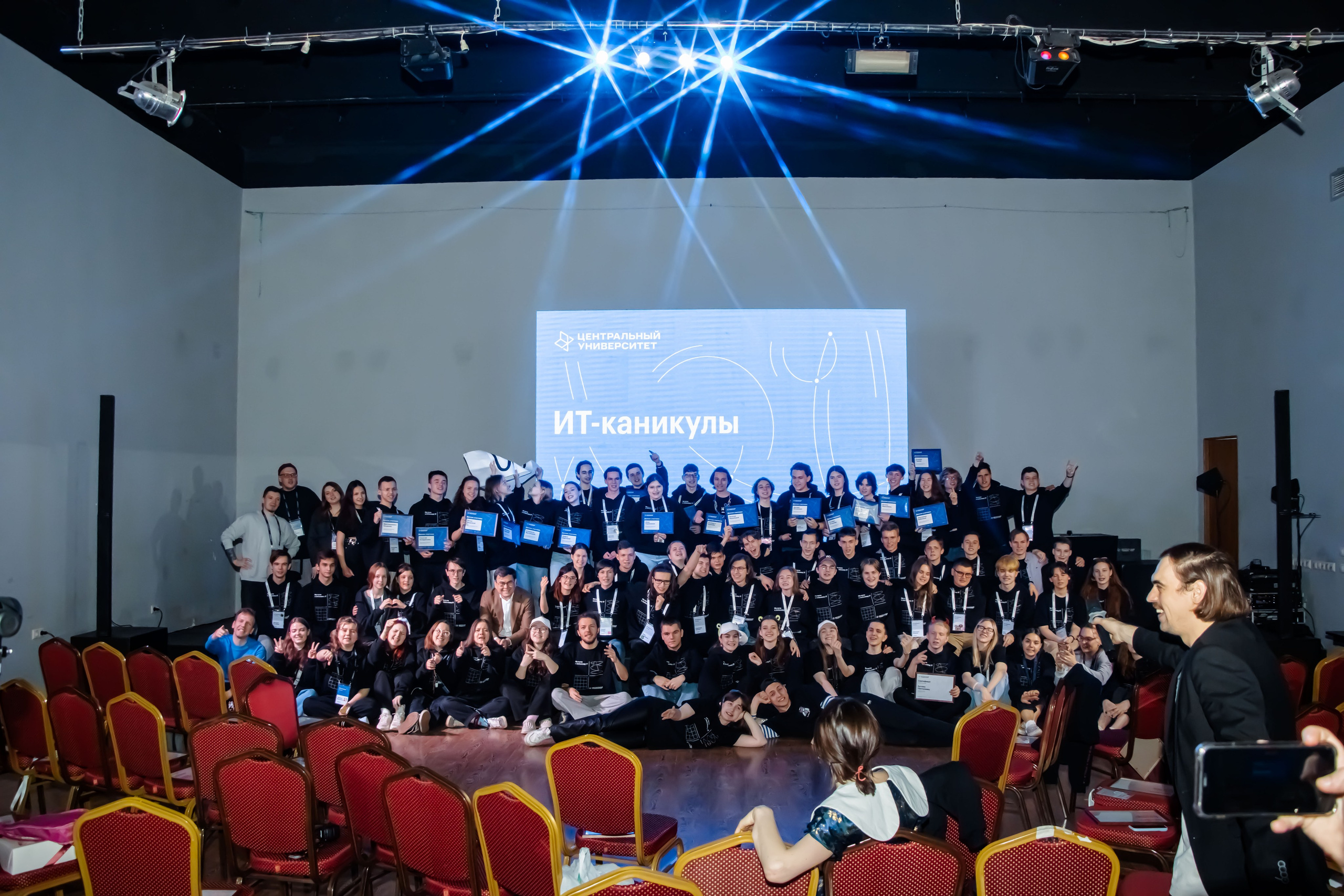 Центральный университет Т-Банка. Репортажный фотограф в Москве Катя Луговая, портретный фотограф и «street» фотограф, фотосессии «под ключ»