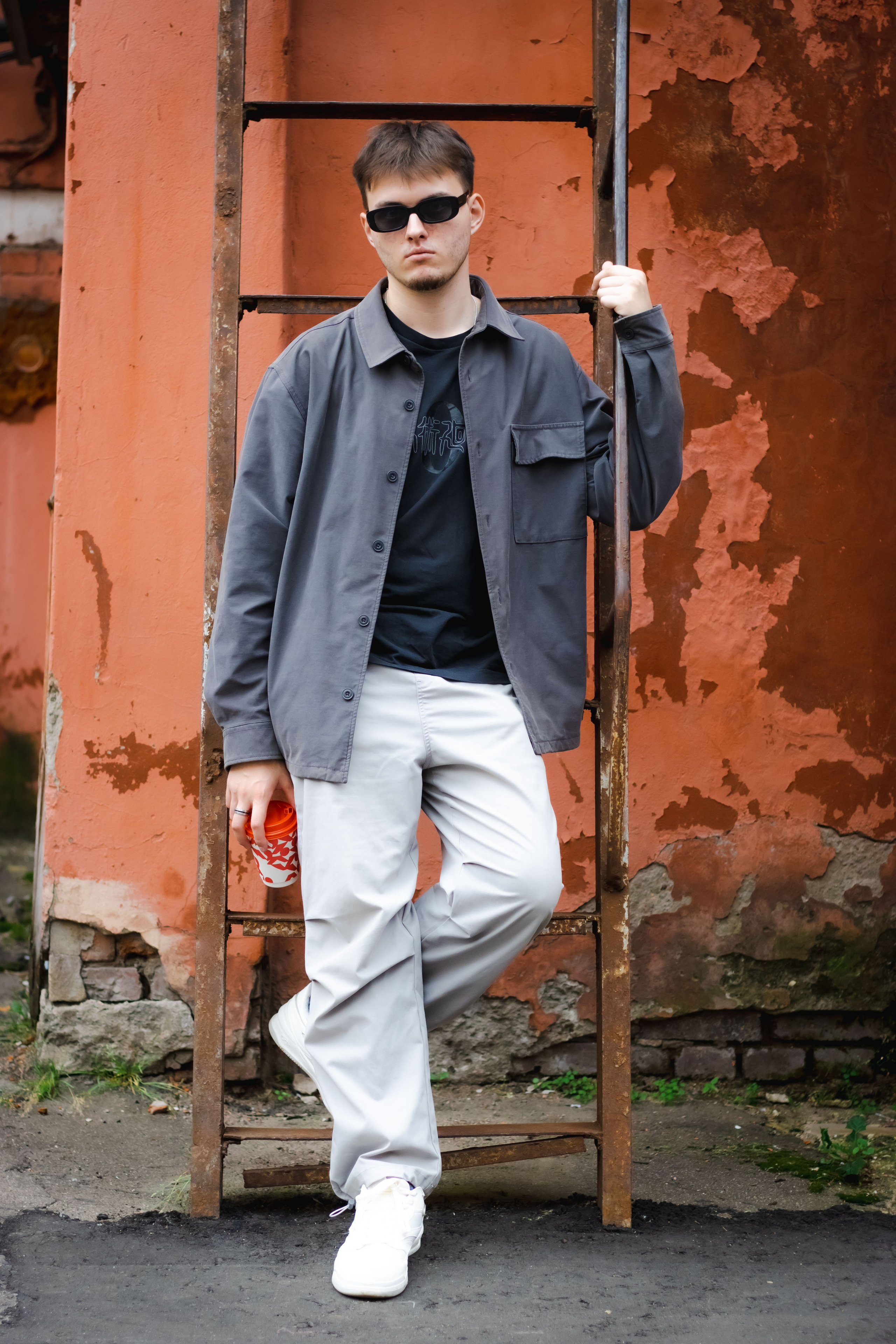 парень возле лестнице