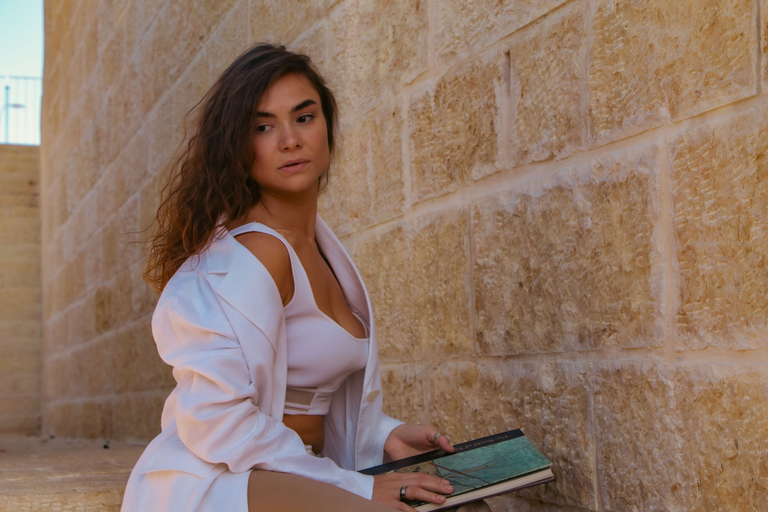 фотосессия в городе в белом пиджаке