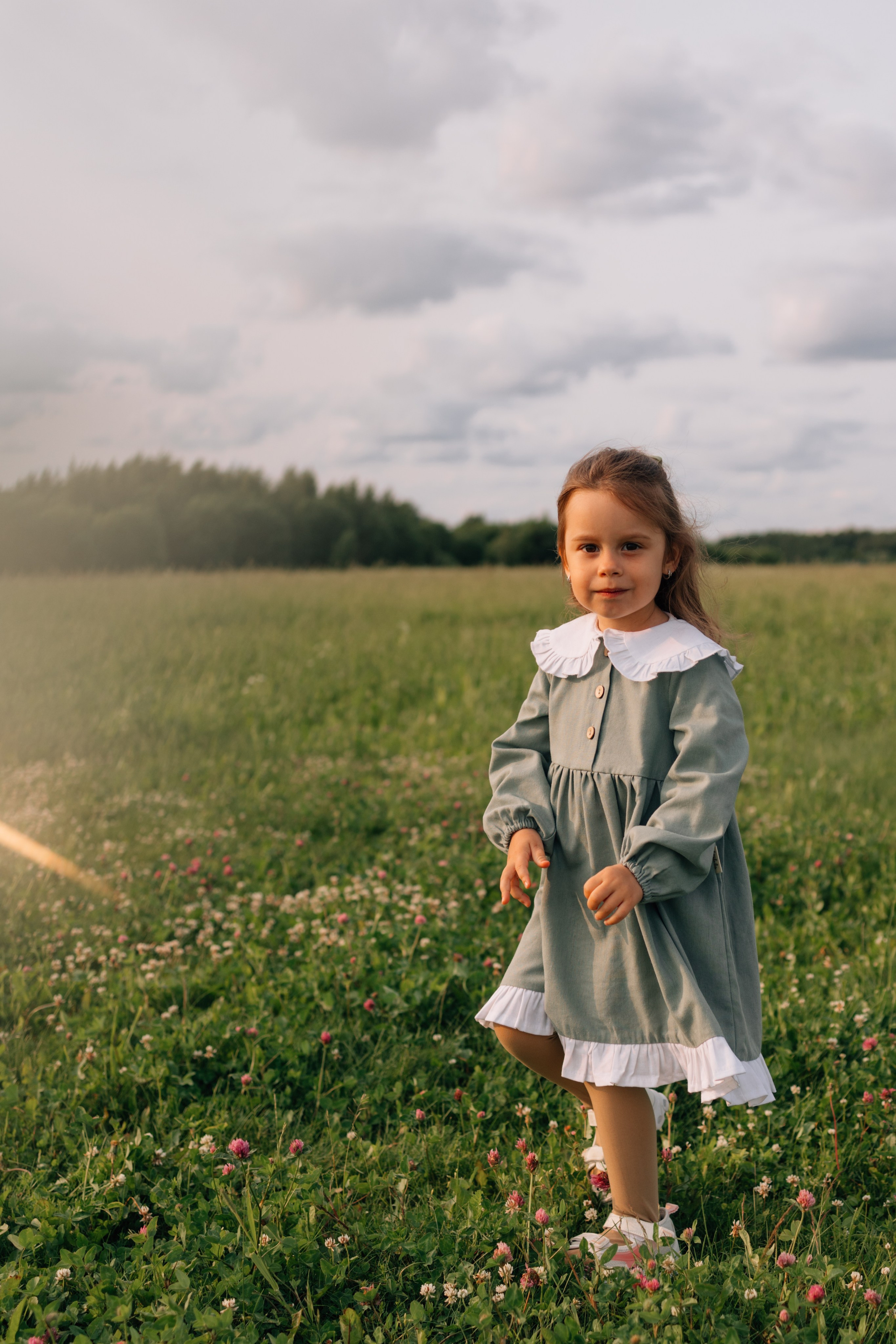 Анна, Марчелло, Настенька и Влада в поле. Фотограф Москва Светлана Кирюшина