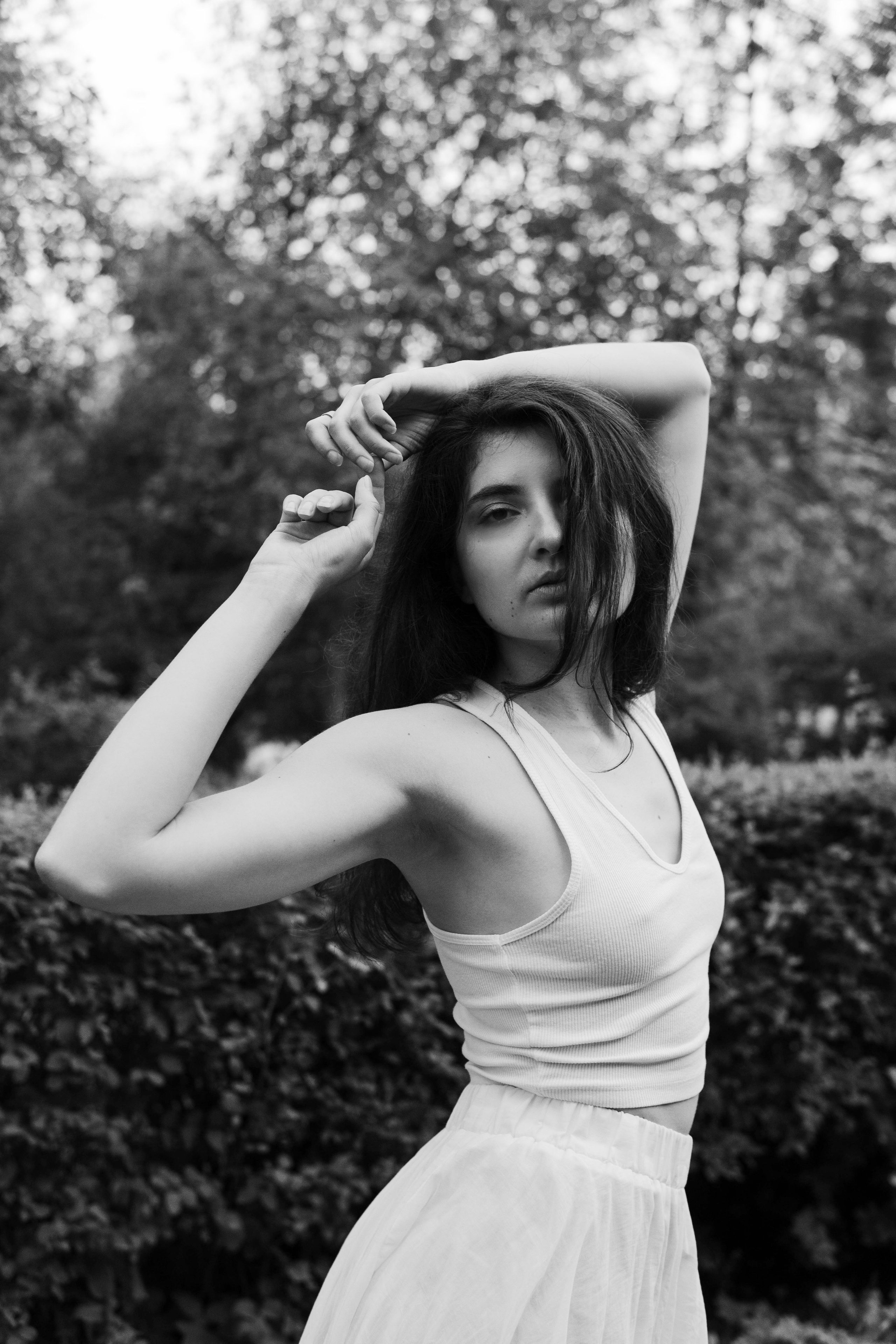 Черно-белый портрет девушки с темными волосами 