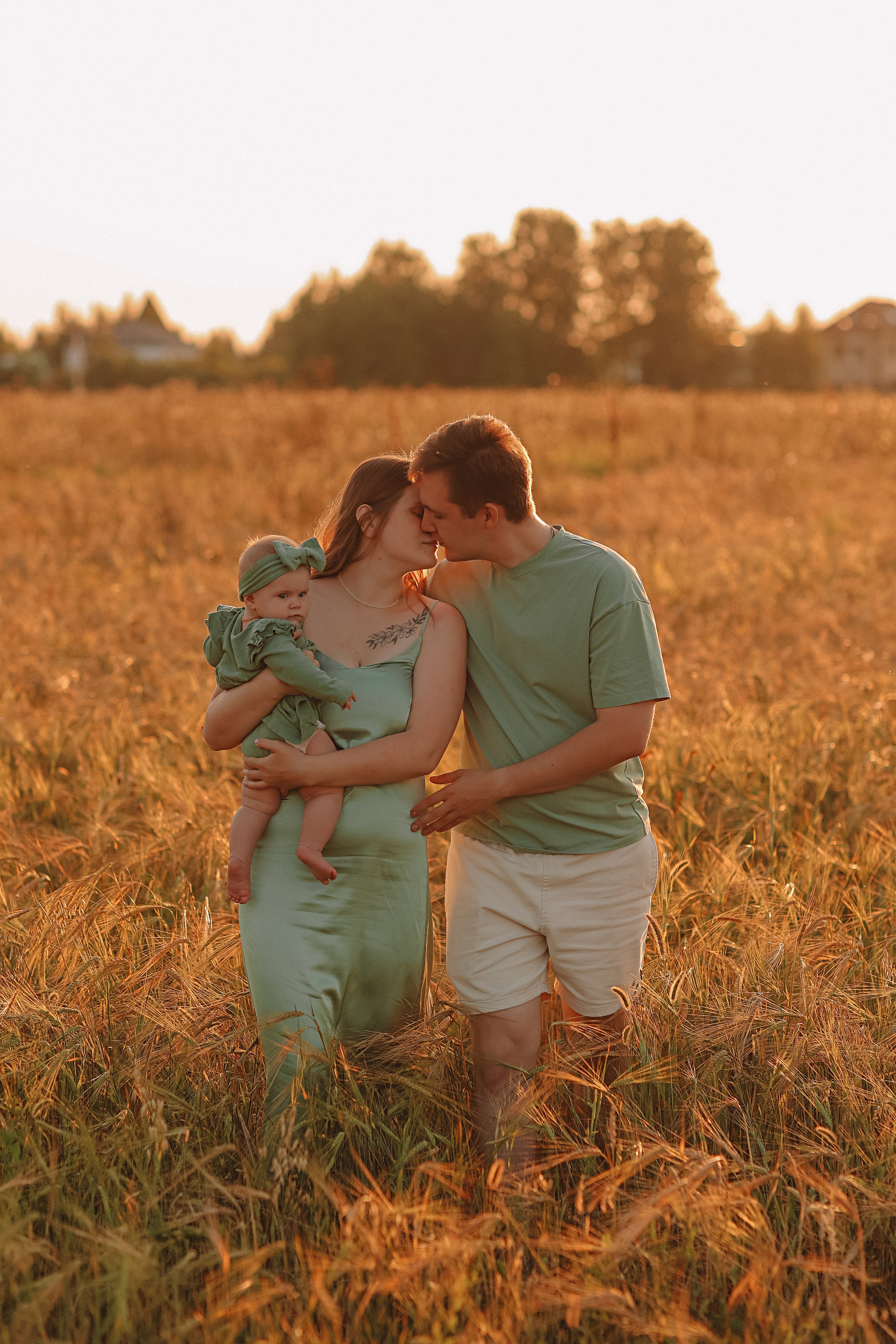 Закатное поле семейная. Семейный фотограф Тюмень, фотограф на роды Салмина Мария