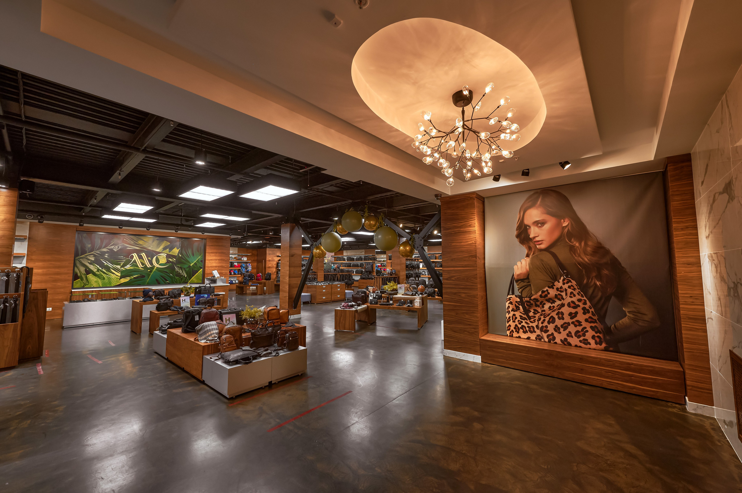 Портфолио по интерьерной и экстерьерной фотосъёмки: Мир сумок — Левый берег. Фотограф Яковлев Роман — Красноярск