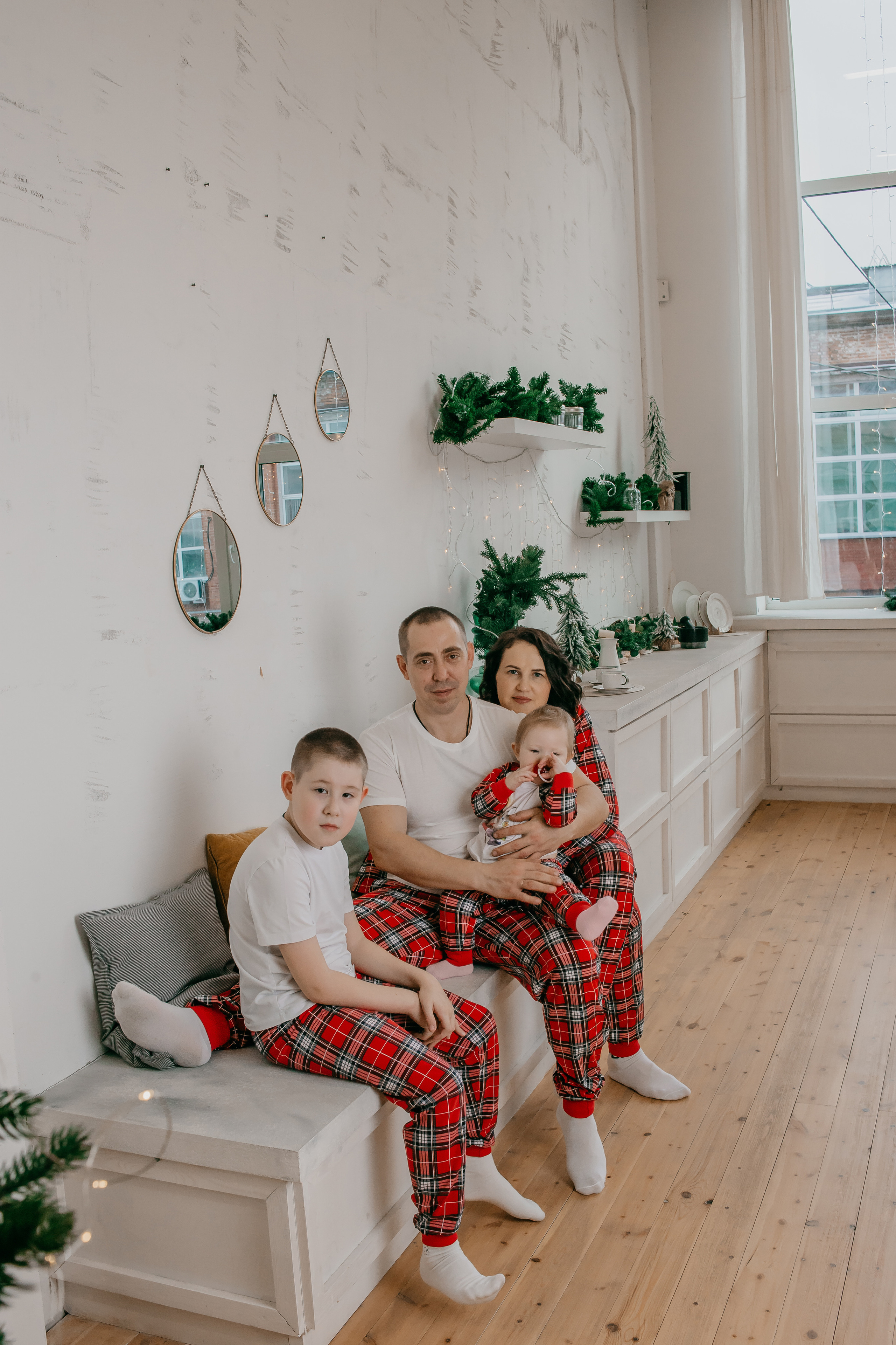 Семейная новогодняя съёмка. Иван, Евгения, Богдан, Агата. Фотограф Регина Крикунова г. Красноярск