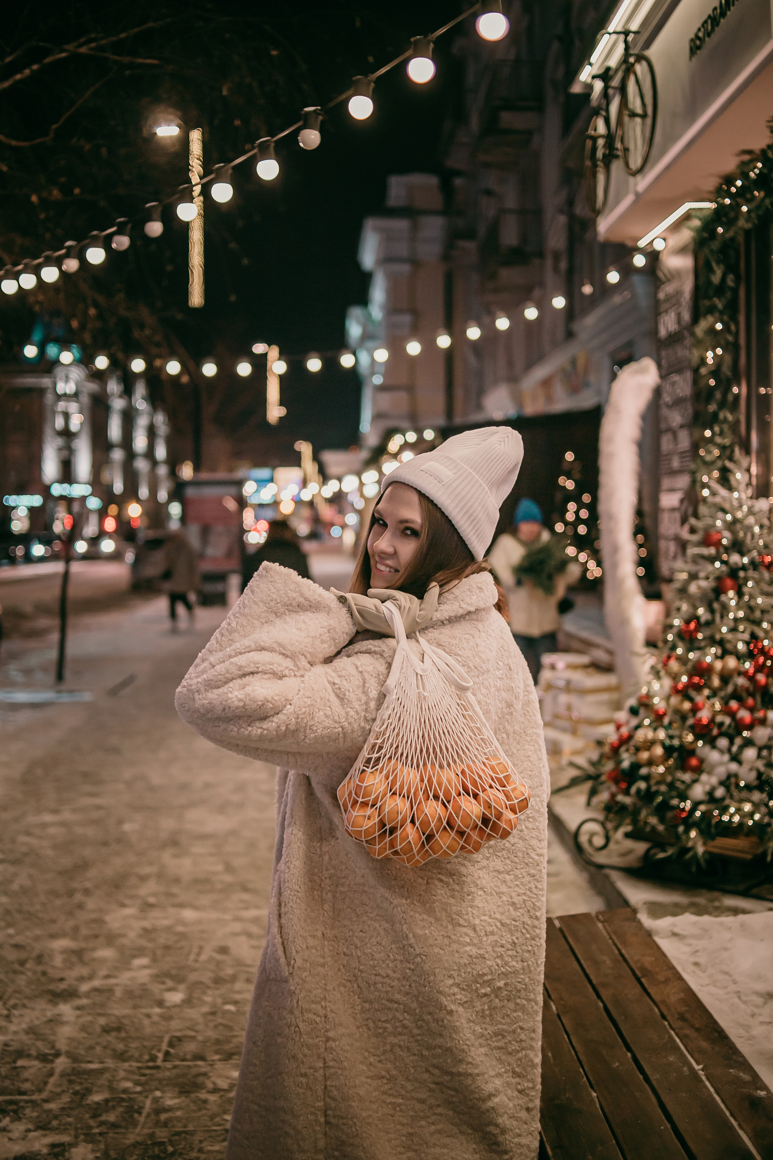 Виктория. Прогулка с мандаринами и ёлкой. Фотограф Регина Крикунова г. Красноярск