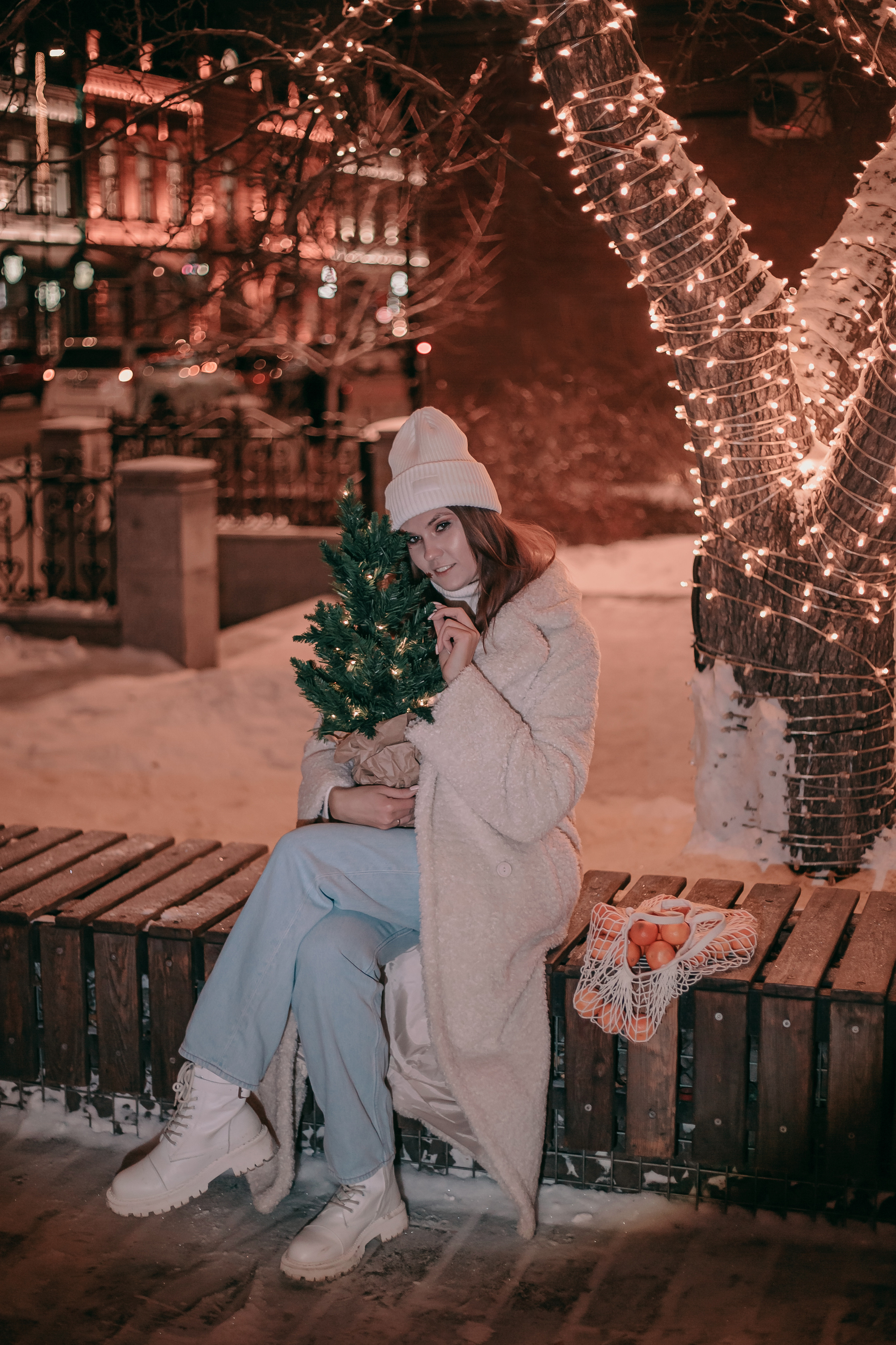 Виктория. Прогулка с мандаринами и ёлкой. Фотограф Регина Крикунова г. Красноярск