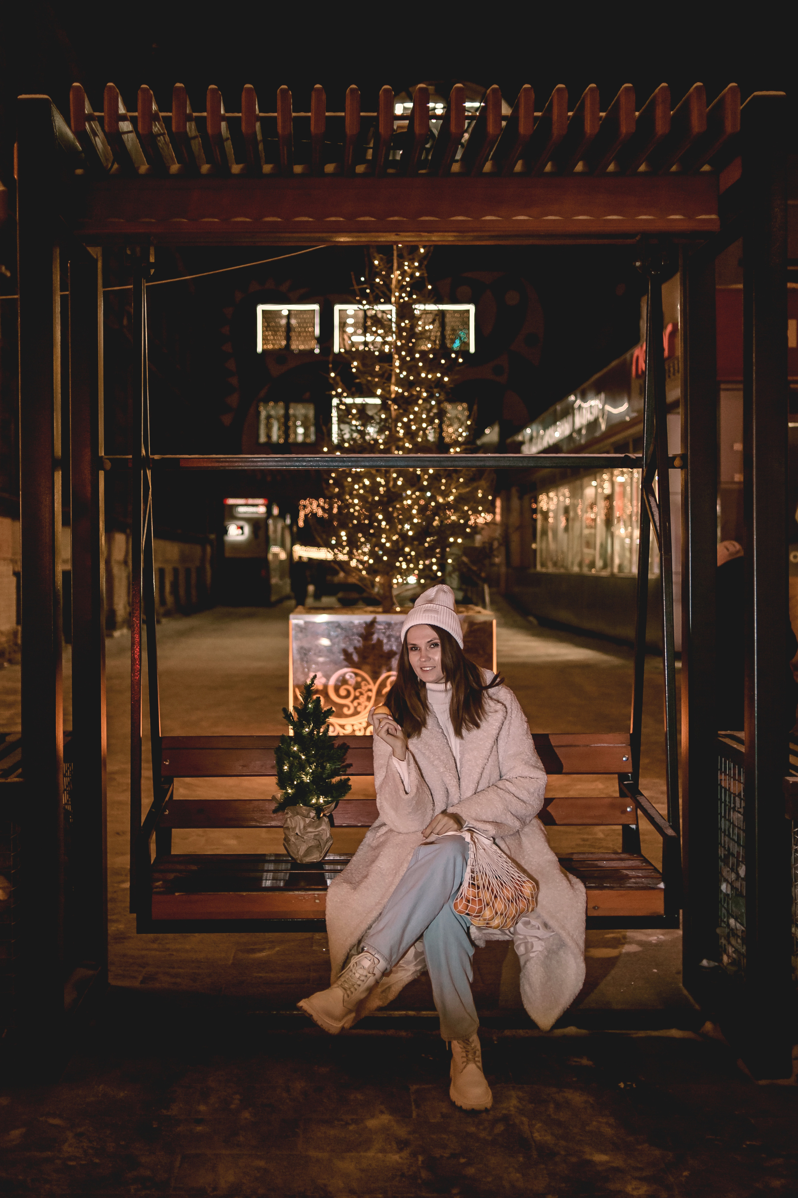 Виктория. Прогулка с мандаринами и ёлкой. Фотограф Регина Крикунова г. Красноярск