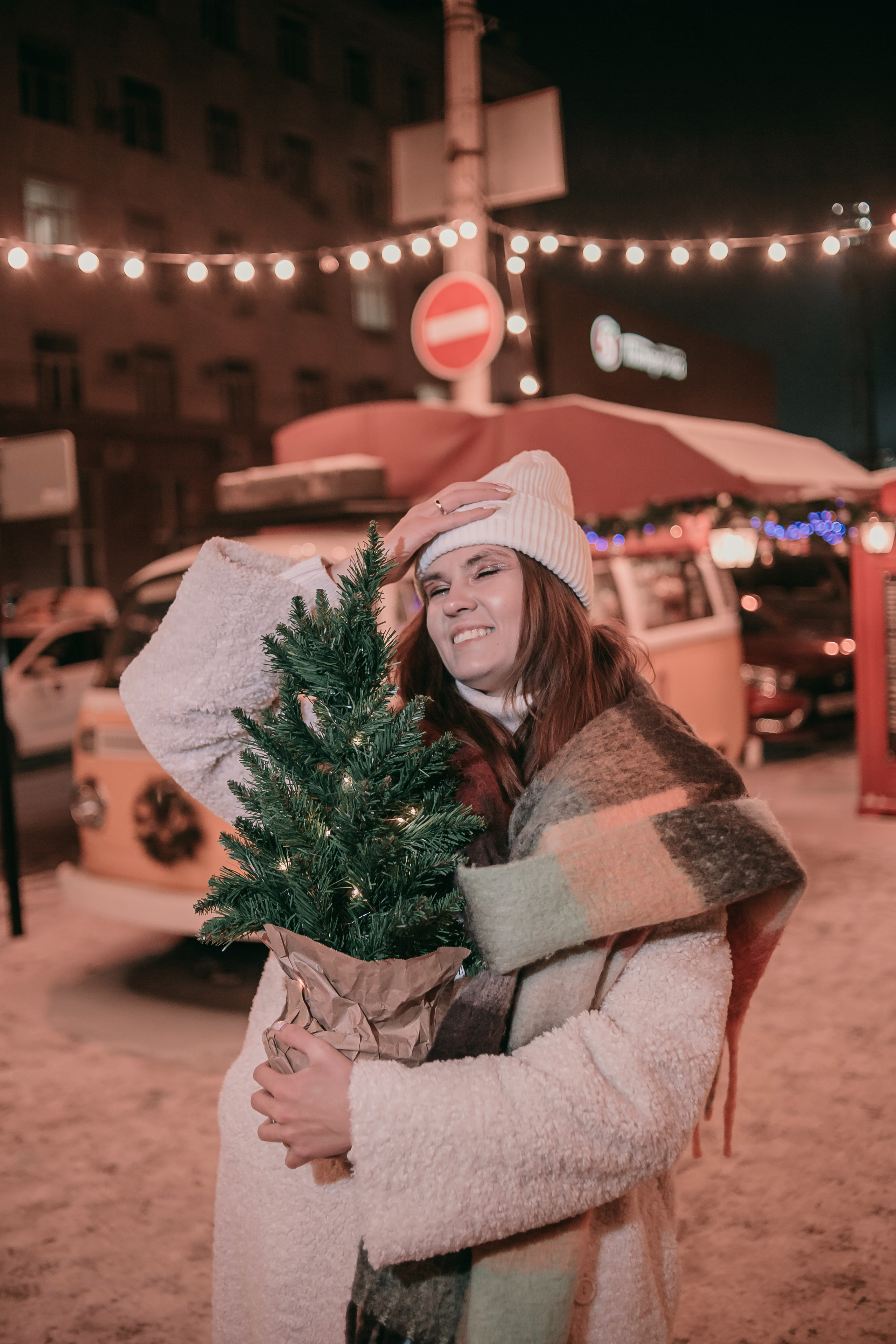 Виктория. Прогулка с мандаринами и ёлкой. Фотограф Регина Крикунова г. Красноярск