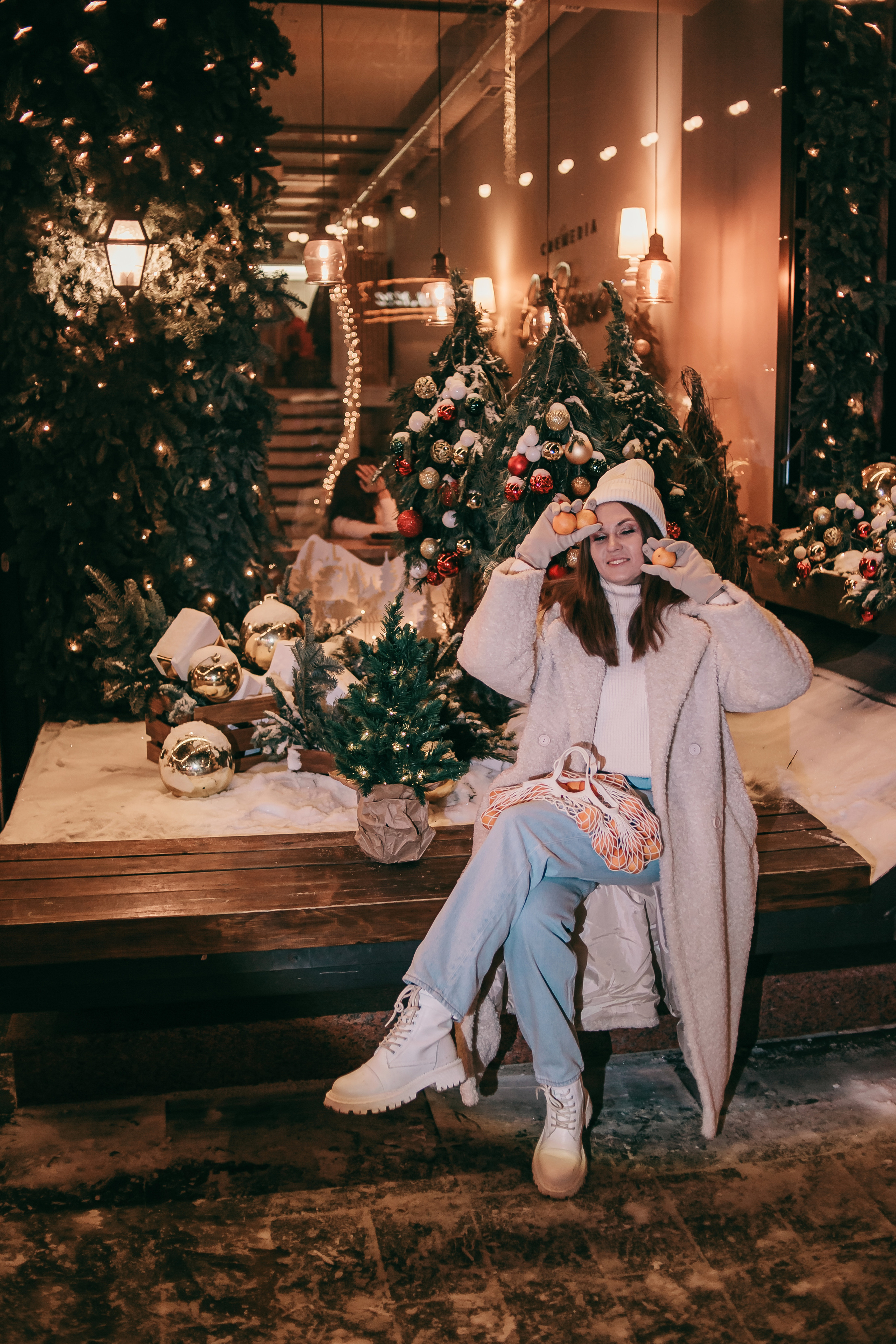 Виктория. Прогулка с мандаринами и ёлкой. Фотограф Регина Крикунова г. Красноярск