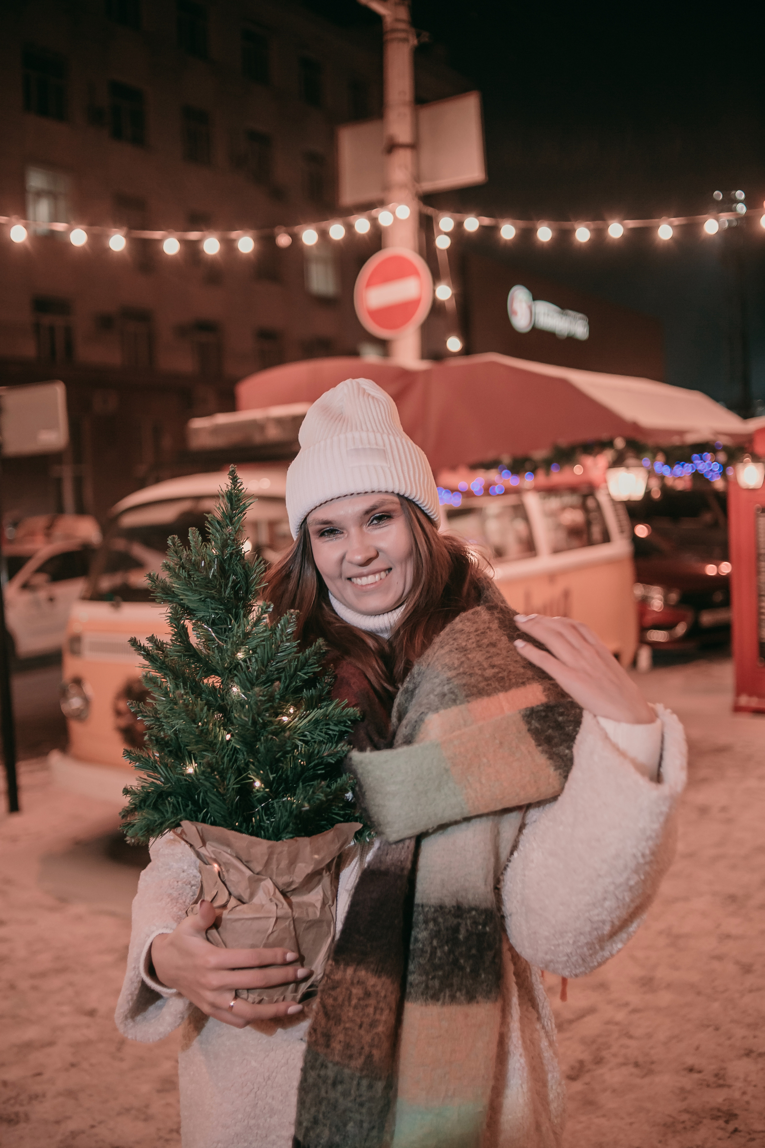 Виктория. Прогулка с мандаринами и ёлкой. Фотограф Регина Крикунова г. Красноярск