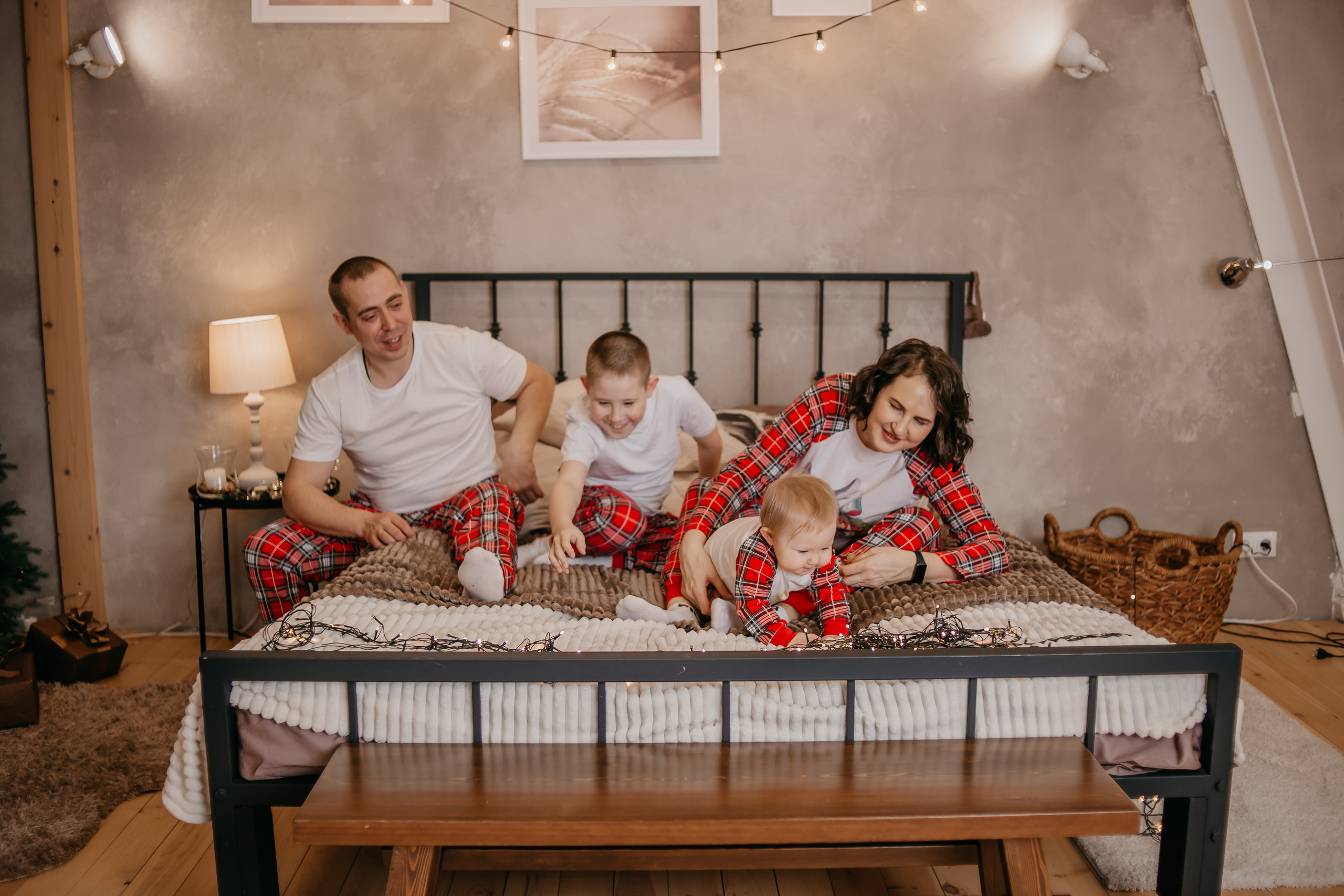 Семейная новогодняя съёмка. Иван, Евгения, Богдан, Агата. Фотограф Регина Крикунова г. Красноярск