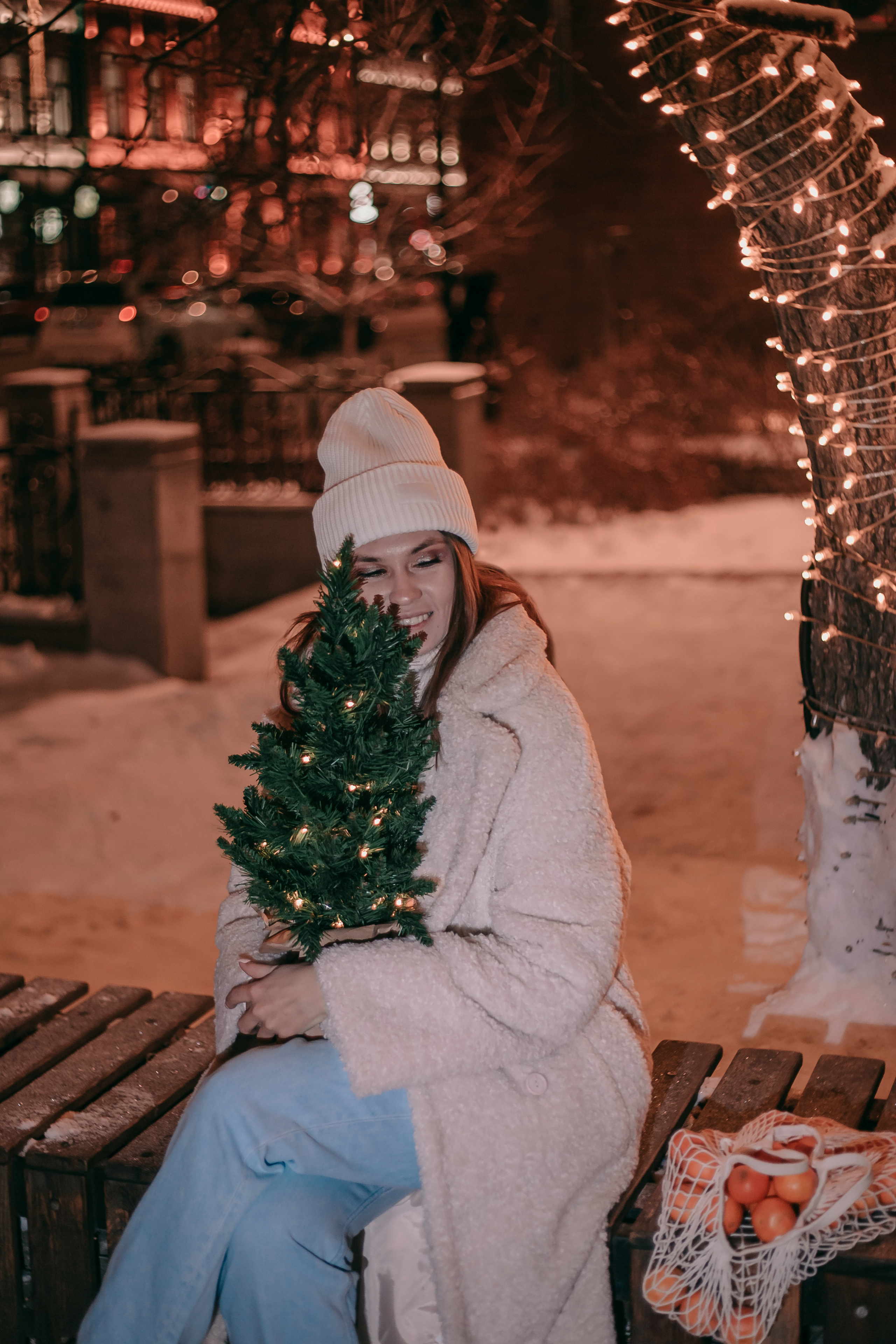 Виктория. Прогулка с мандаринами и ёлкой. Фотограф Регина Крикунова г. Красноярск