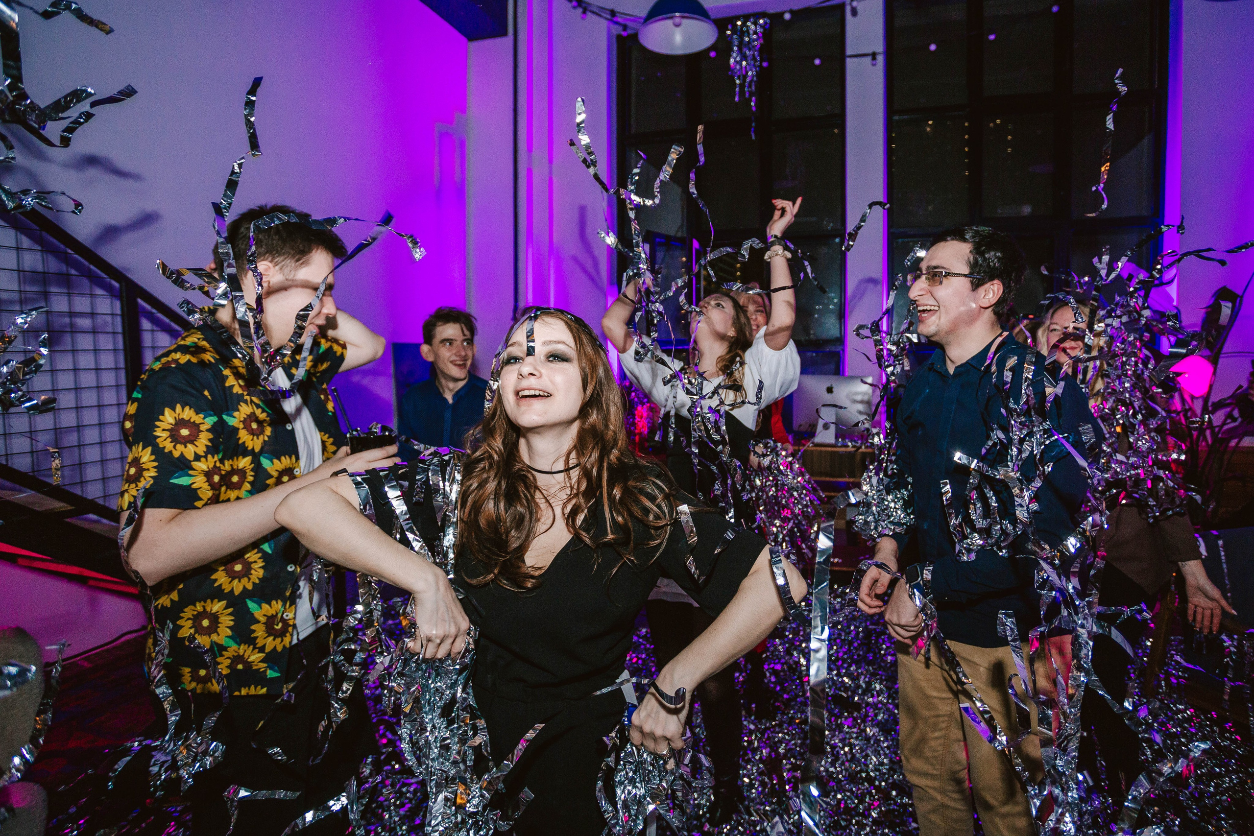 МЕНЯ ПОВСЮДУ ОКРУЖАЕШЬ ТЫ