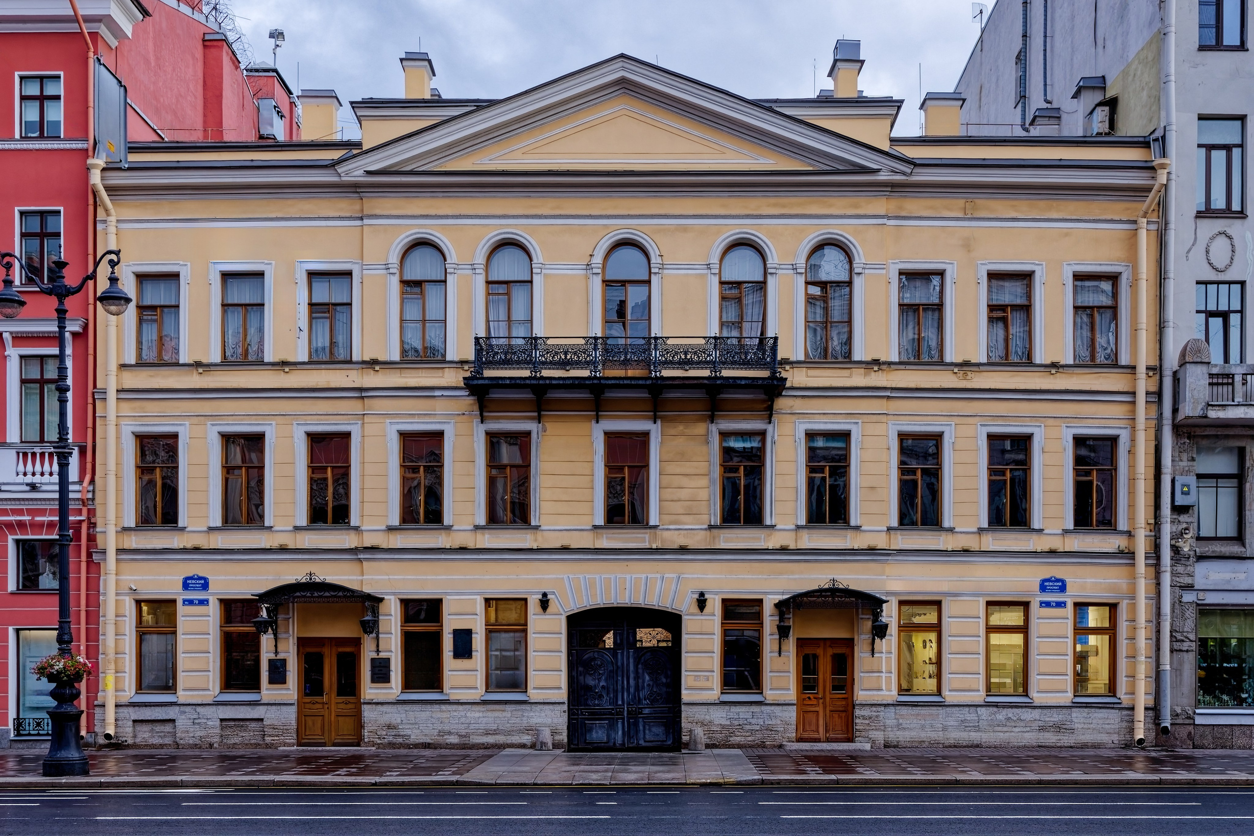 Санкт-Петербург, Невский проспект, дом 70. Дом И. О. Сухозанета, позднее Петербургское купеческое общество (Дом журналиста), 1830 год. Архитектор Дементий Иванович Квадри. ОКНФЗ 781610422870006