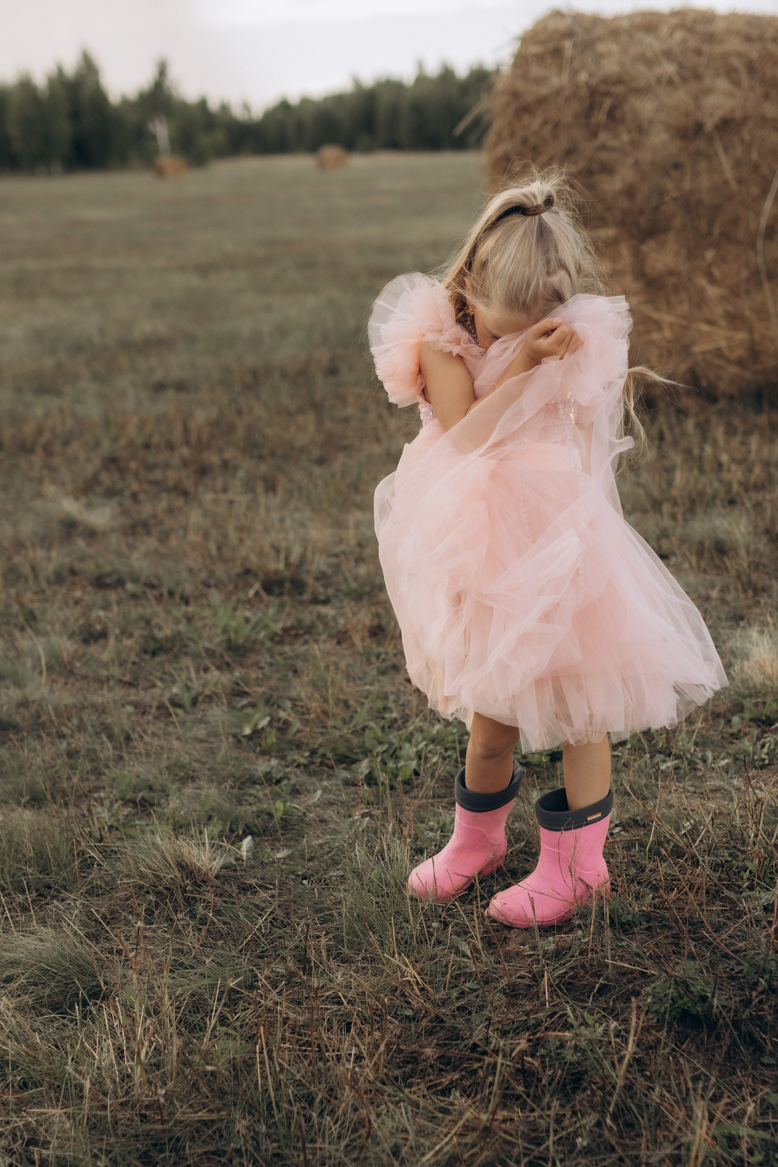 Вика и Миша на сене. Семейный фотограф lifestyle в Новосибирске Елена Шпилевая