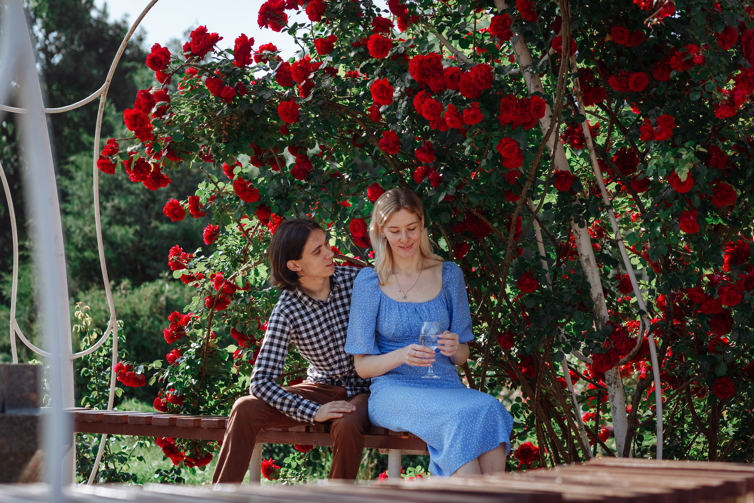 Лида и о.Даниил — прогулка среди роз. Χελιδόνι Семейный и церковный фотограф в Крыму и Симферополе Валерия Г
