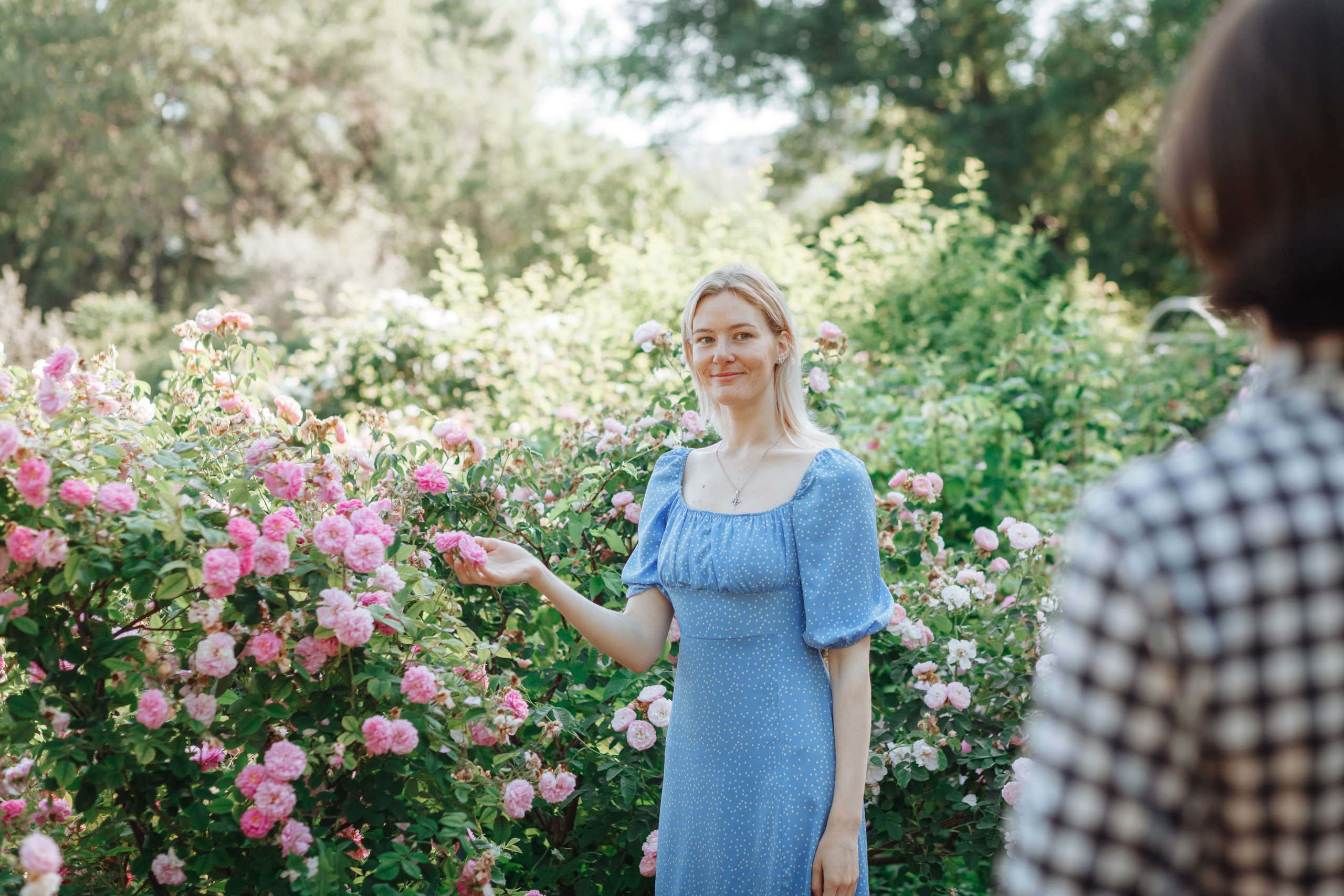 Лида и о.Даниил — прогулка среди роз. Χελιδόνι Семейный и церковный фотограф в Крыму и Симферополе Валерия Г
