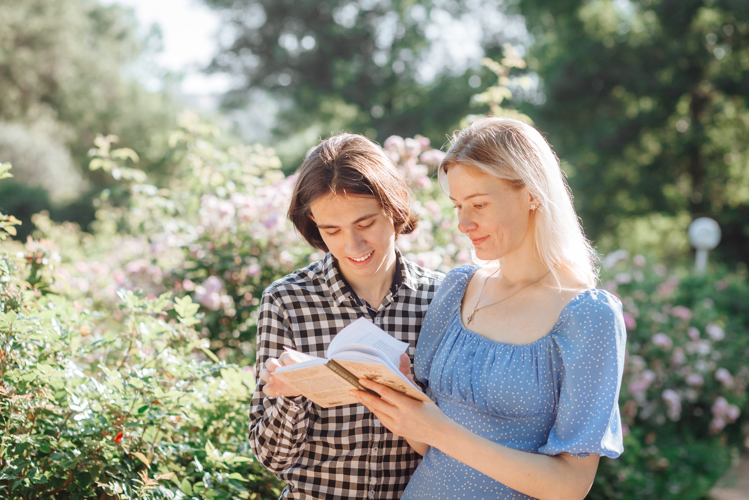 Лида и о.Даниил — прогулка среди роз. Χελιδόνι Семейный и церковный фотограф в Крыму и Симферополе Валерия Г