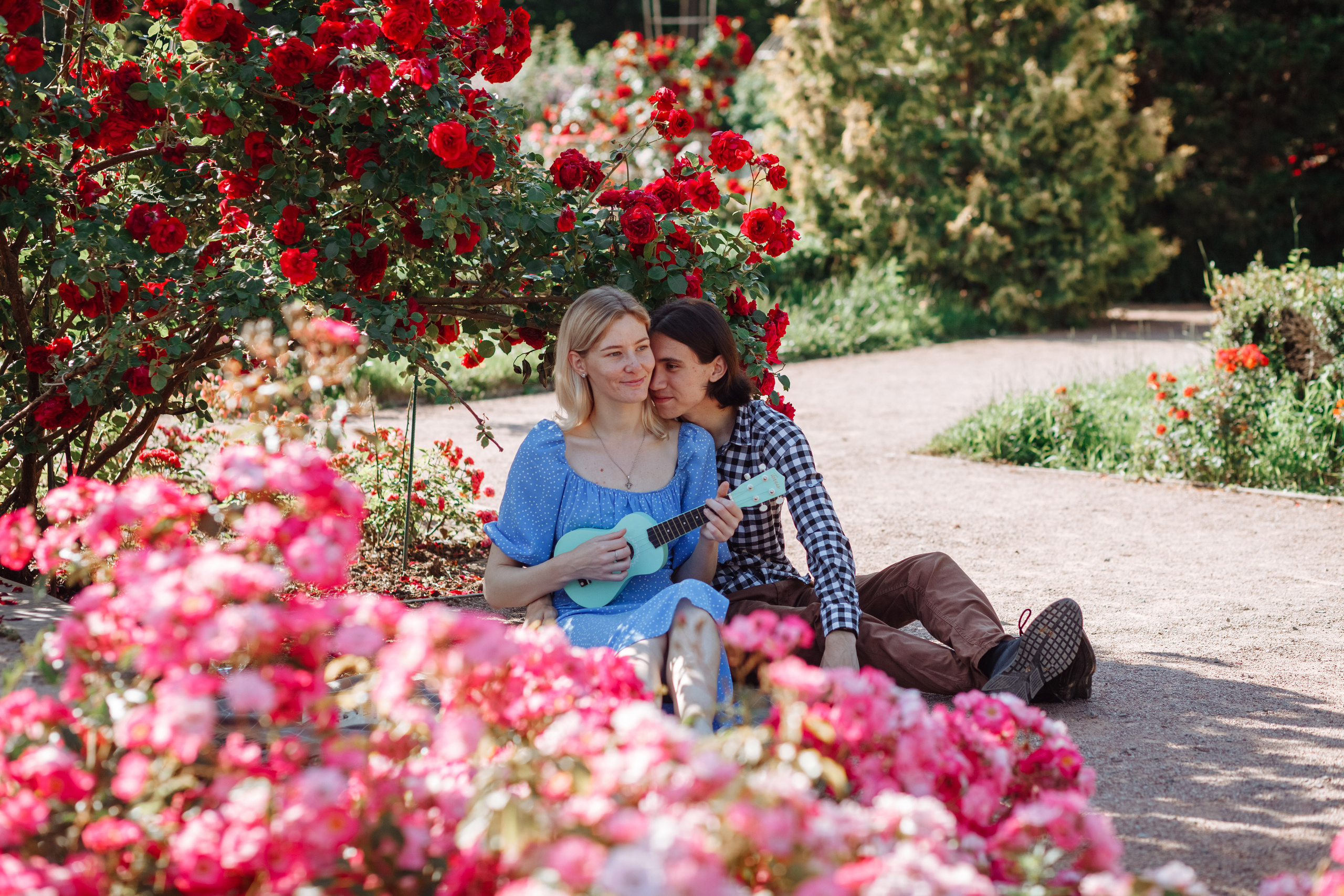 Лида и о.Даниил — прогулка среди роз. Χελιδόνι Семейный и церковный фотограф в Крыму и Симферополе Валерия Г