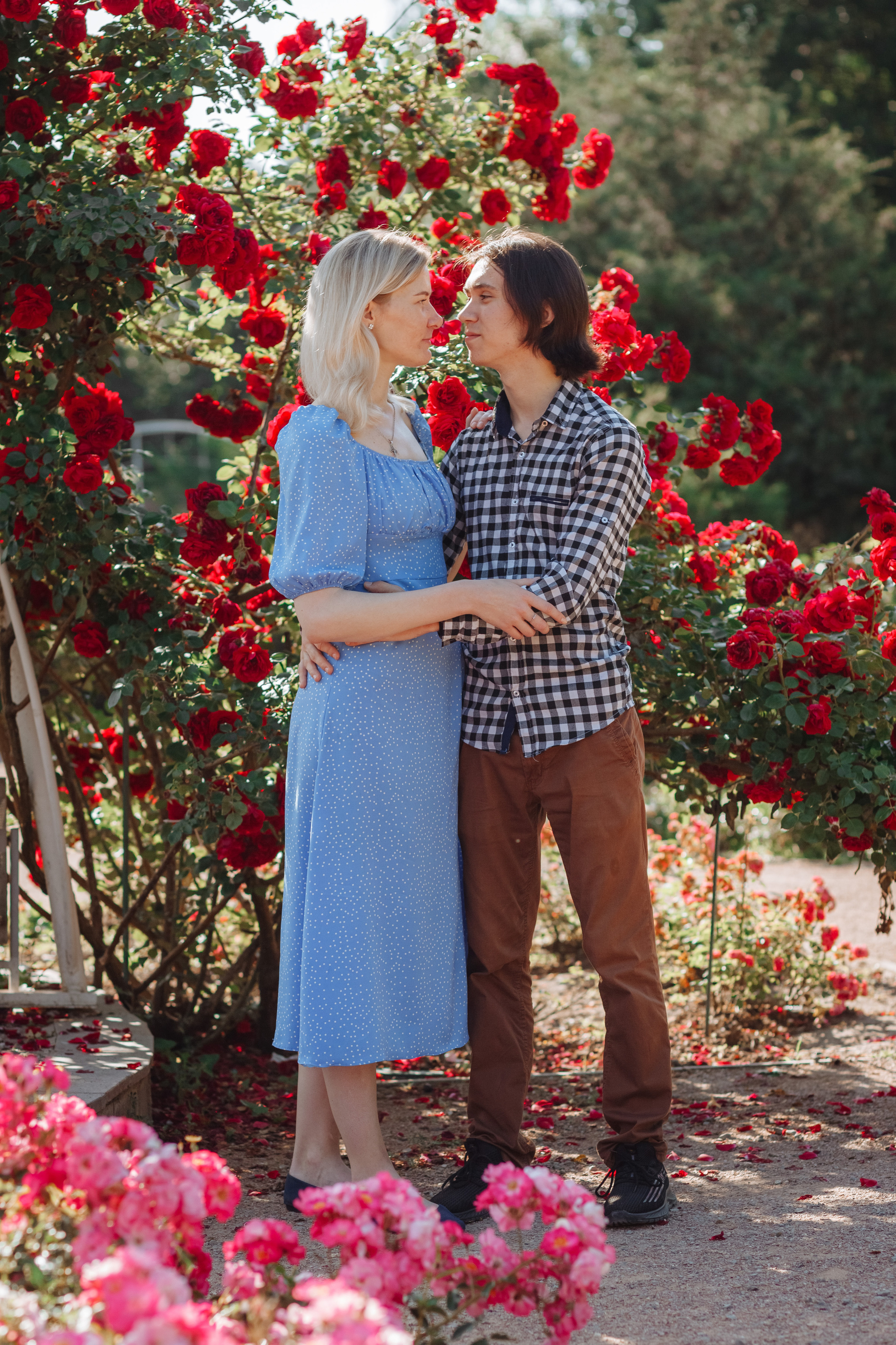 Лида и о.Даниил — прогулка среди роз. Χελιδόνι Семейный и церковный фотограф в Крыму и Симферополе Валерия Г