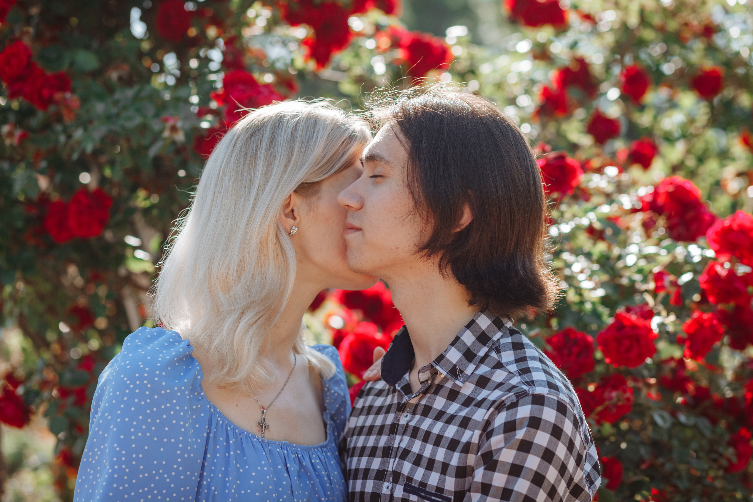 Лида и о.Даниил — прогулка среди роз. Χελιδόνι Семейный и церковный фотограф в Крыму и Симферополе Валерия Г