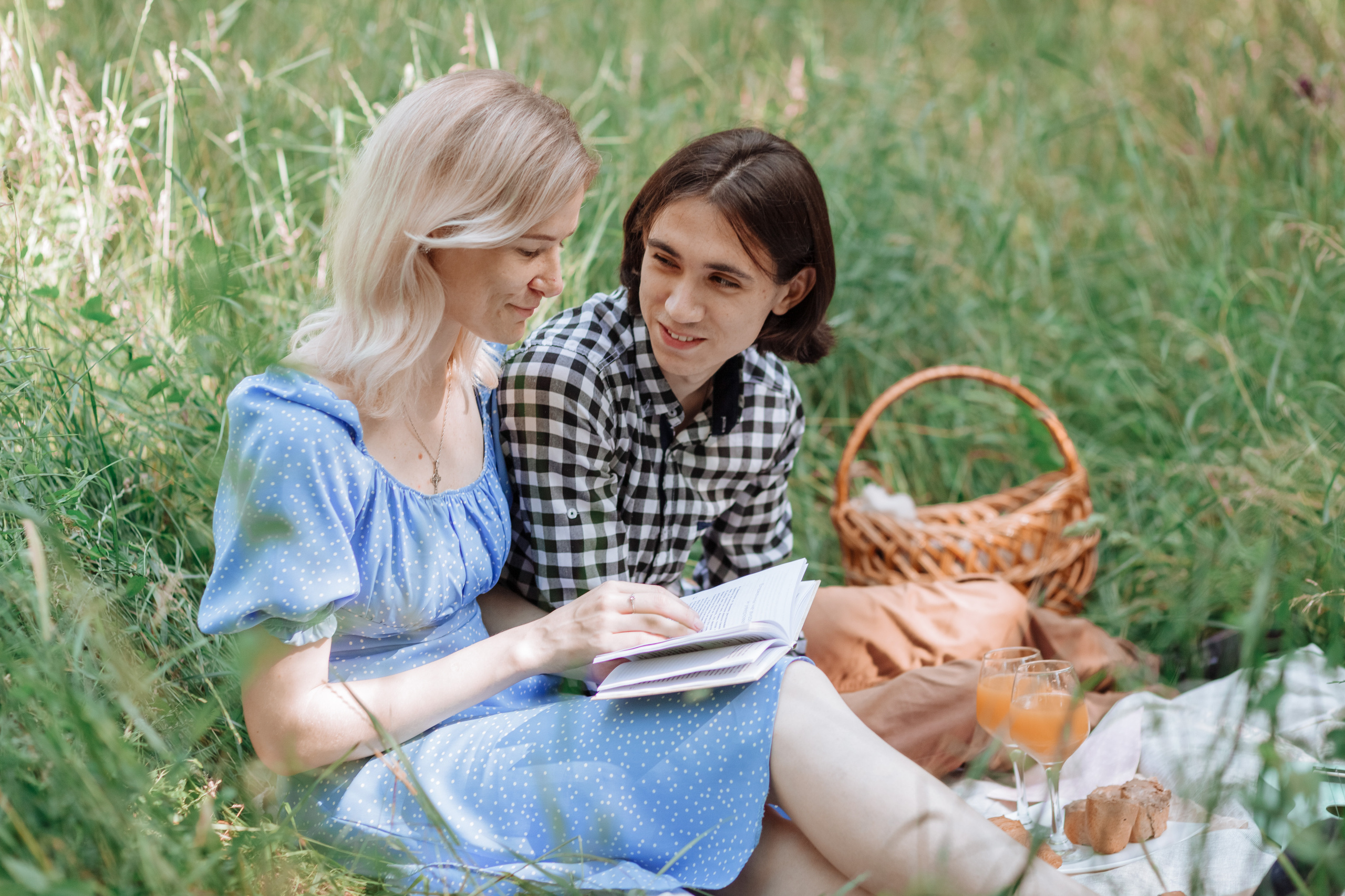 Лида и о.Даниил — прогулка среди роз. Χελιδόνι Семейный и церковный фотограф в Крыму и Симферополе Валерия Г