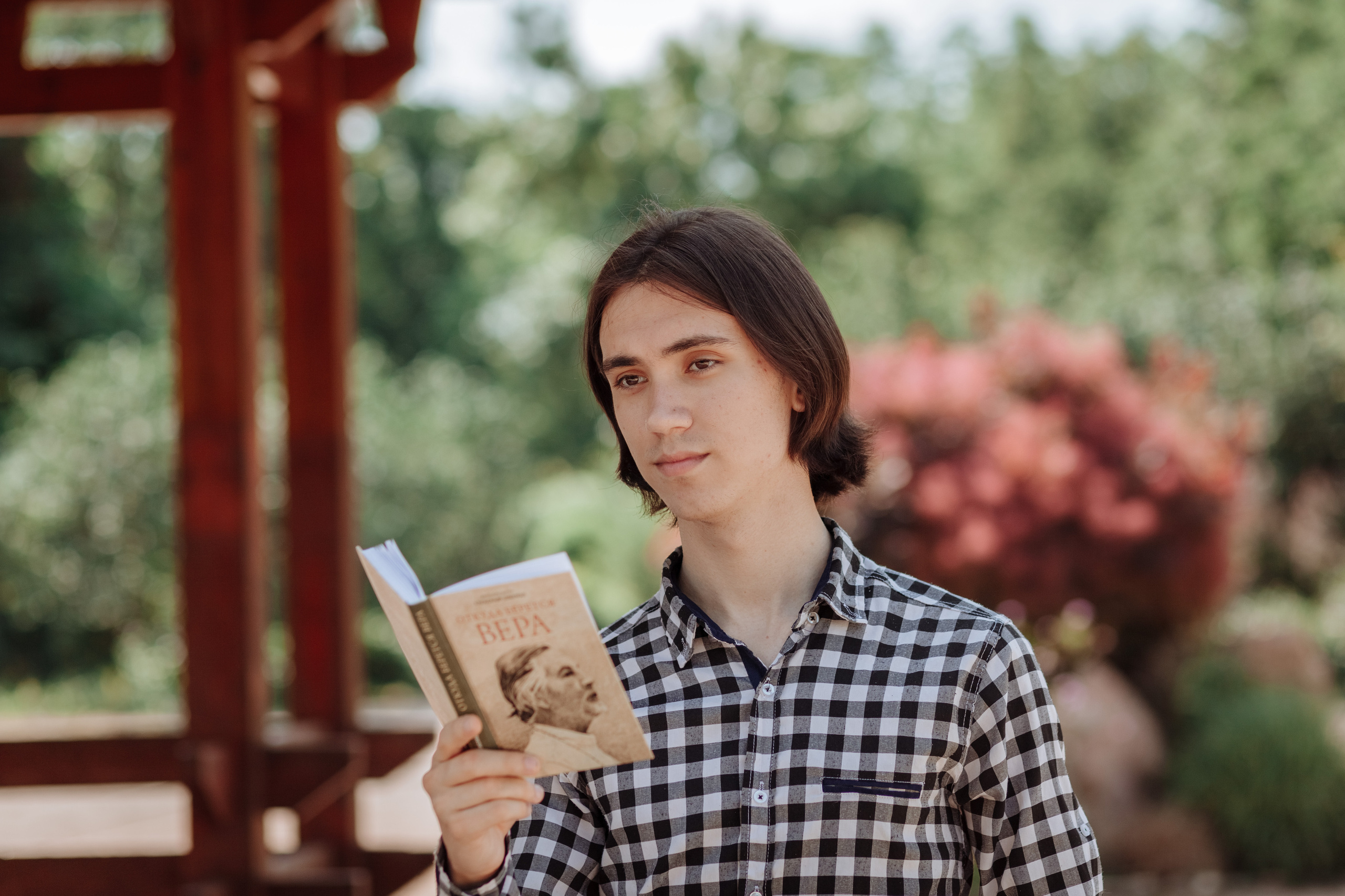 Лида и о.Даниил — прогулка среди роз. Χελιδόνι Семейный и церковный фотограф в Крыму и Симферополе Валерия Г