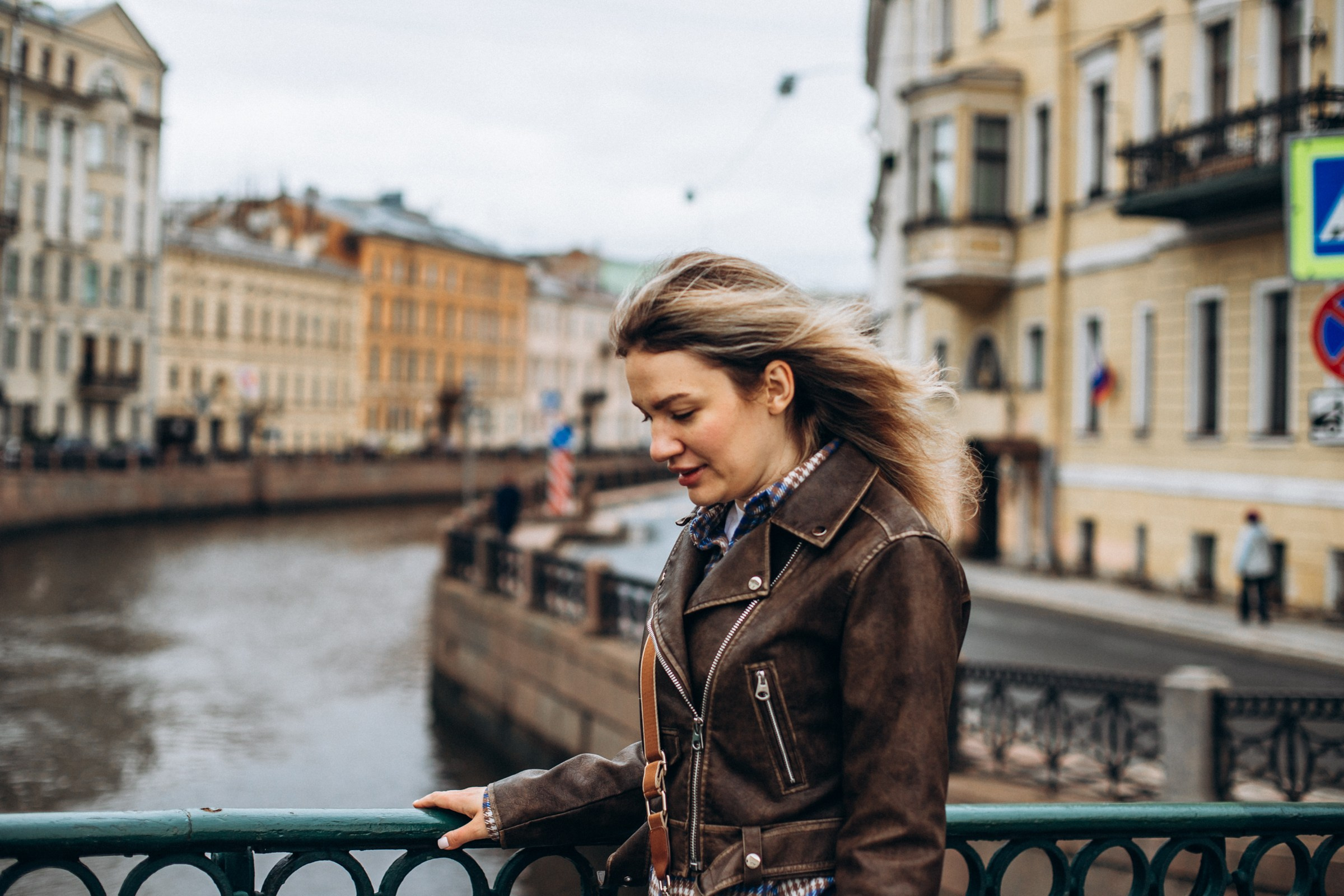 Юлия с семьей в апреле. Фотопрогулка в Петербурге. Индивидуальный и семейный фотограф в Санкт-Петербурге