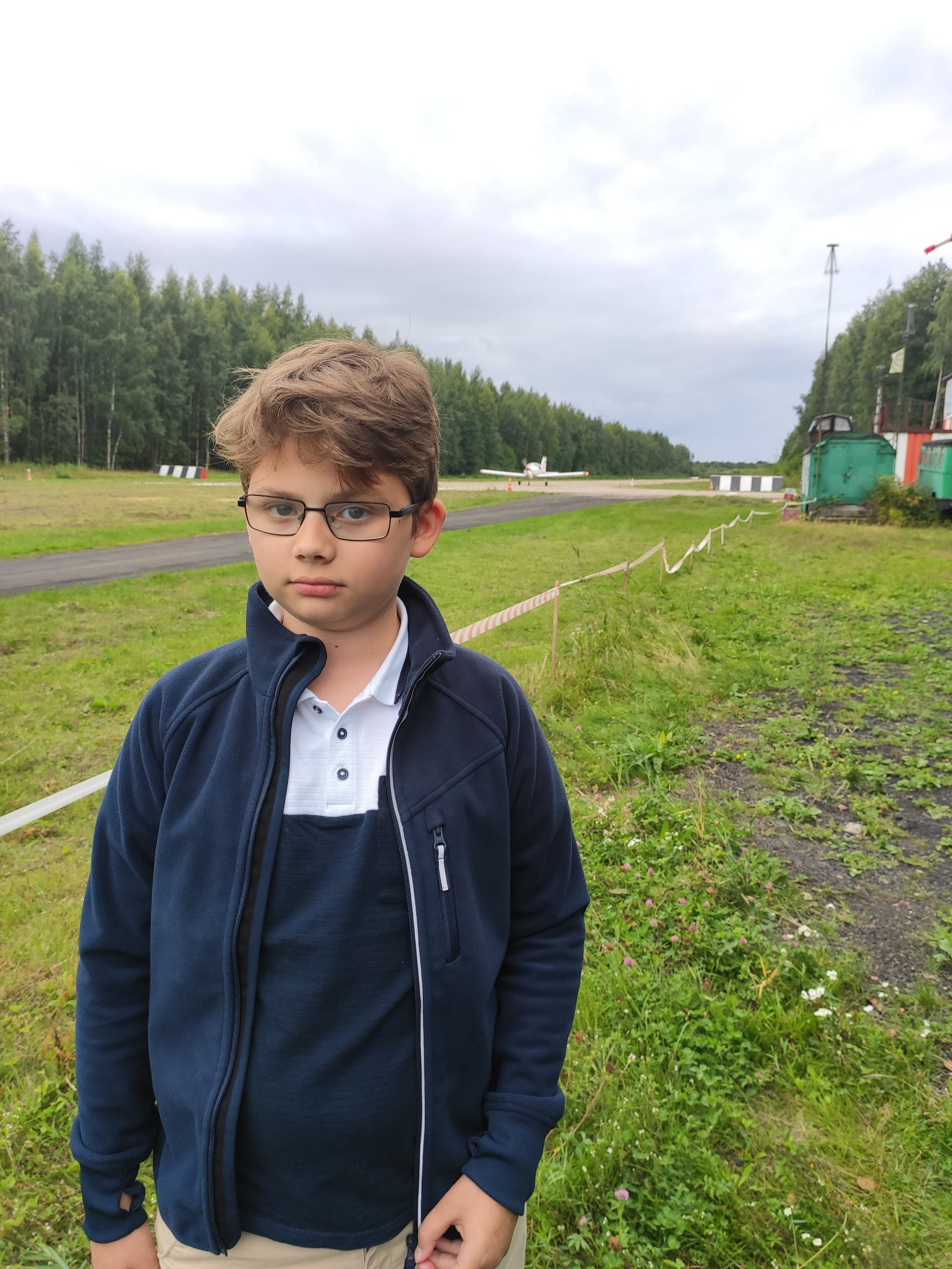 Заехали мы и на аэродром Бычье поле. Именно здесь в 1941-1942 годах мой дедушка, Шелухин Виктор Николаевич, связистом Балтийского флота организовывал связь и обеспечивал работу аэродрома, за что был удостоен медалей "За боевые заслуги" и  "За оборону Ленинграда"