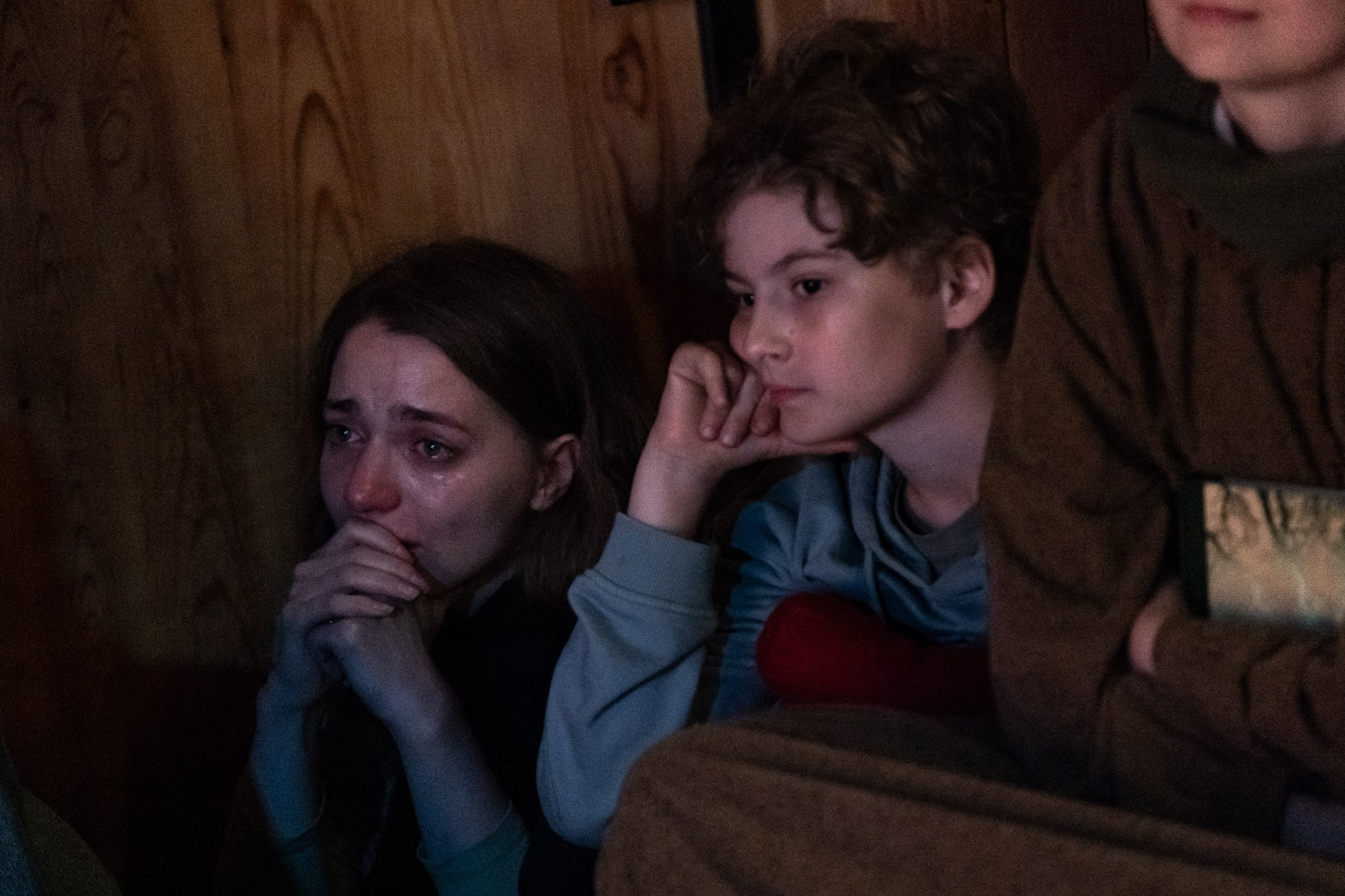 Арина реагирует на запись спектакля Владимира Захарова вовремя вечера памяти. 30 сентября, 2025.