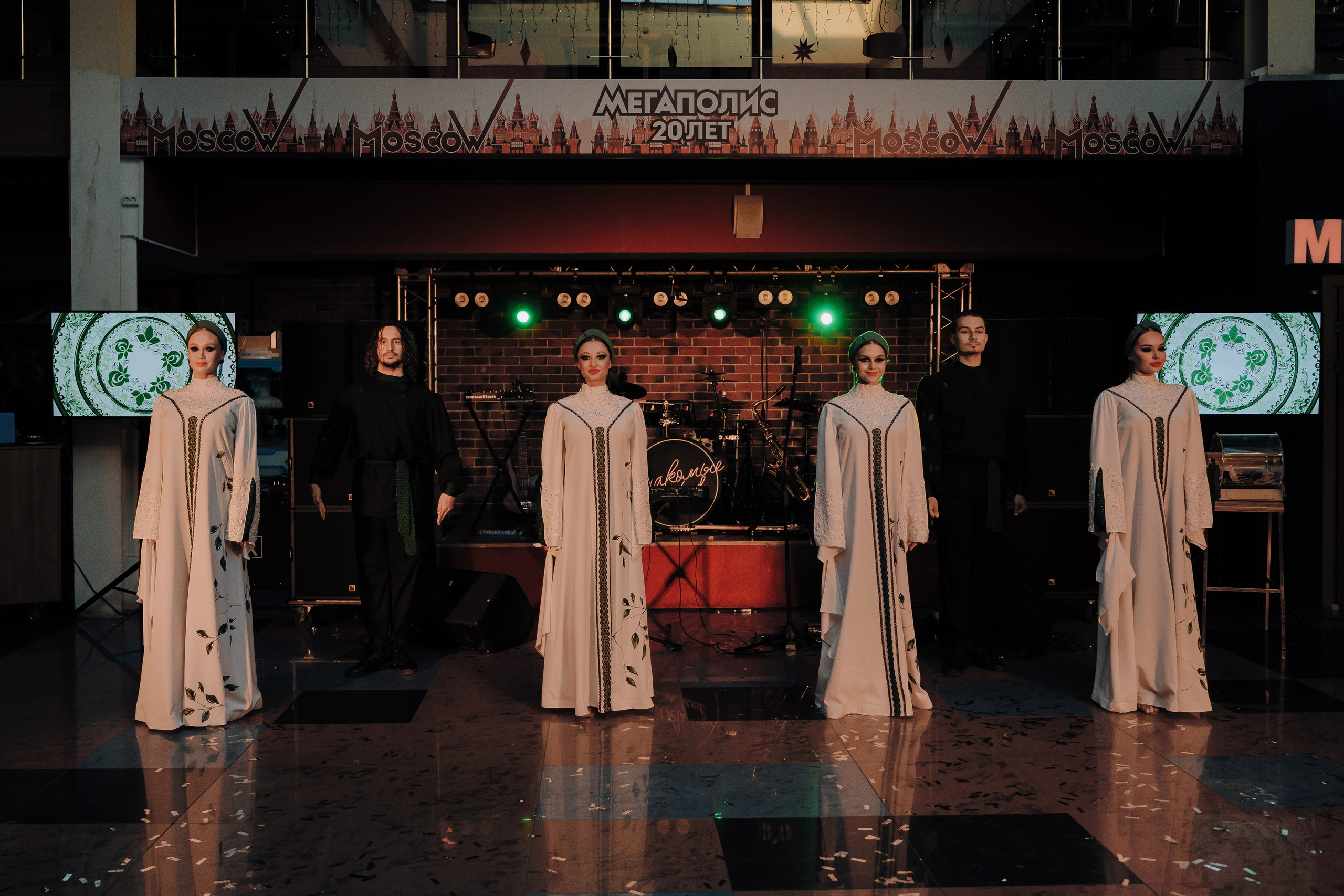 20 ЛЕТ МЕГАПОЛИС ЧЕЛЯБИНСК ХЕДЛАЙНЕР ЕЛКА. Репортажный фотограф Зуев Роман г. Челябинск