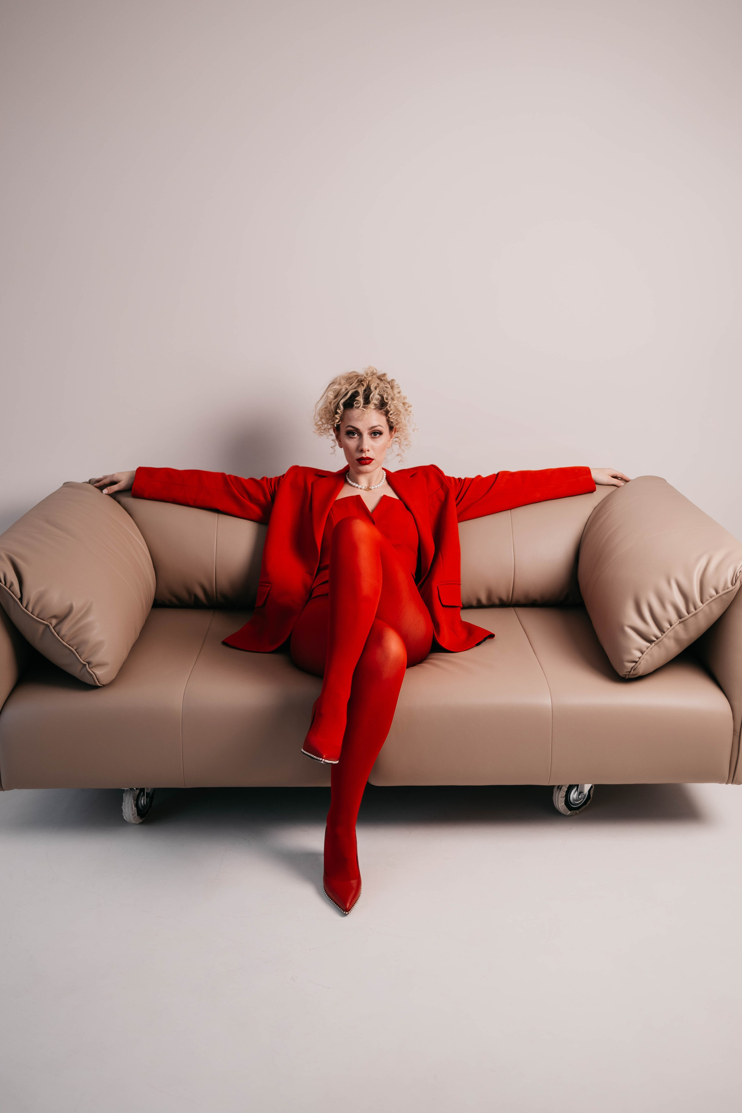 Ира в красном. Фотостудия Cute_photostudio в Твери. Фотограф в Твери Лагодная Яна