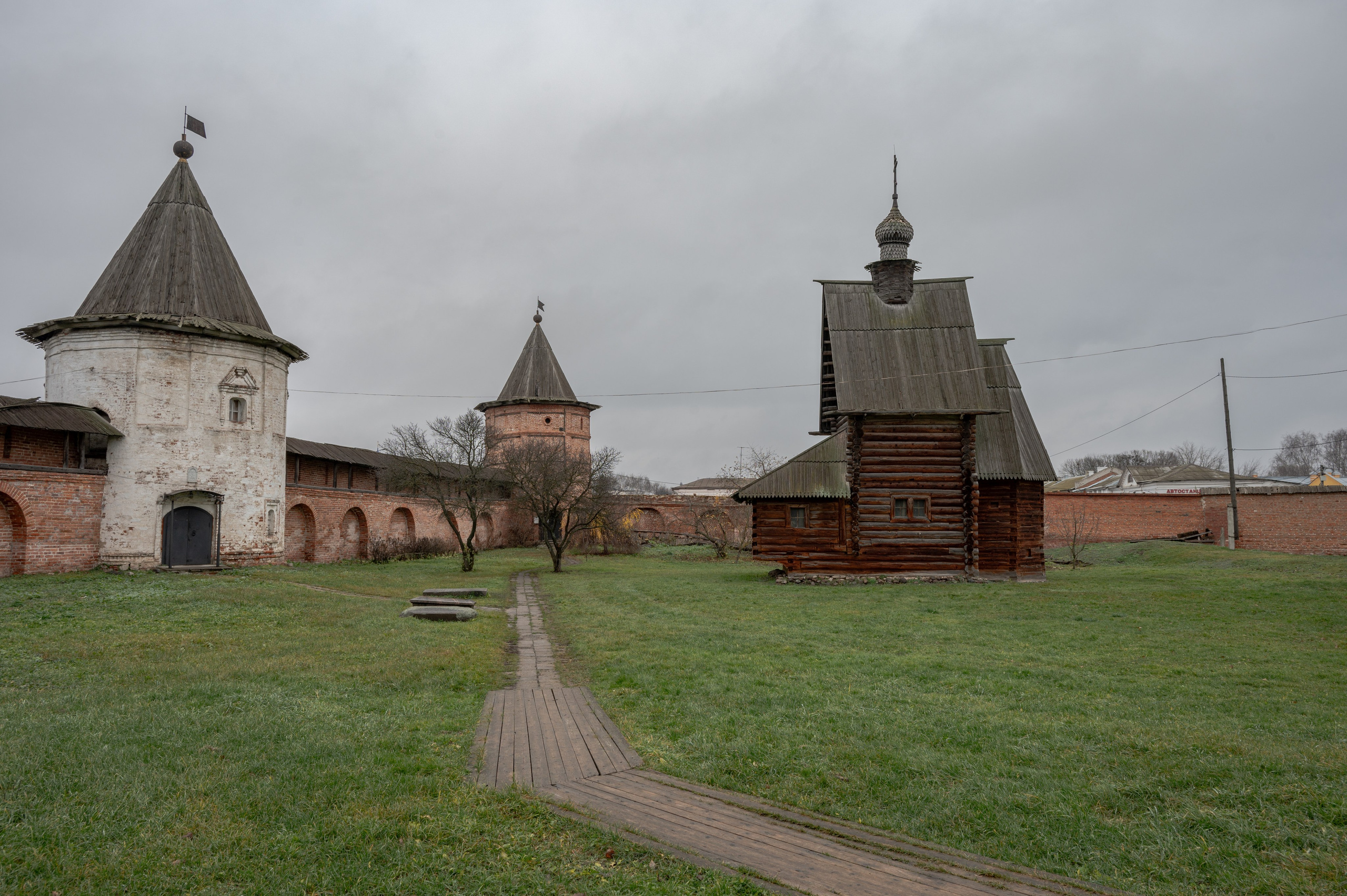 Георгиевская деревянная церковь на территории Михайло-Архангельского мужского монастыря