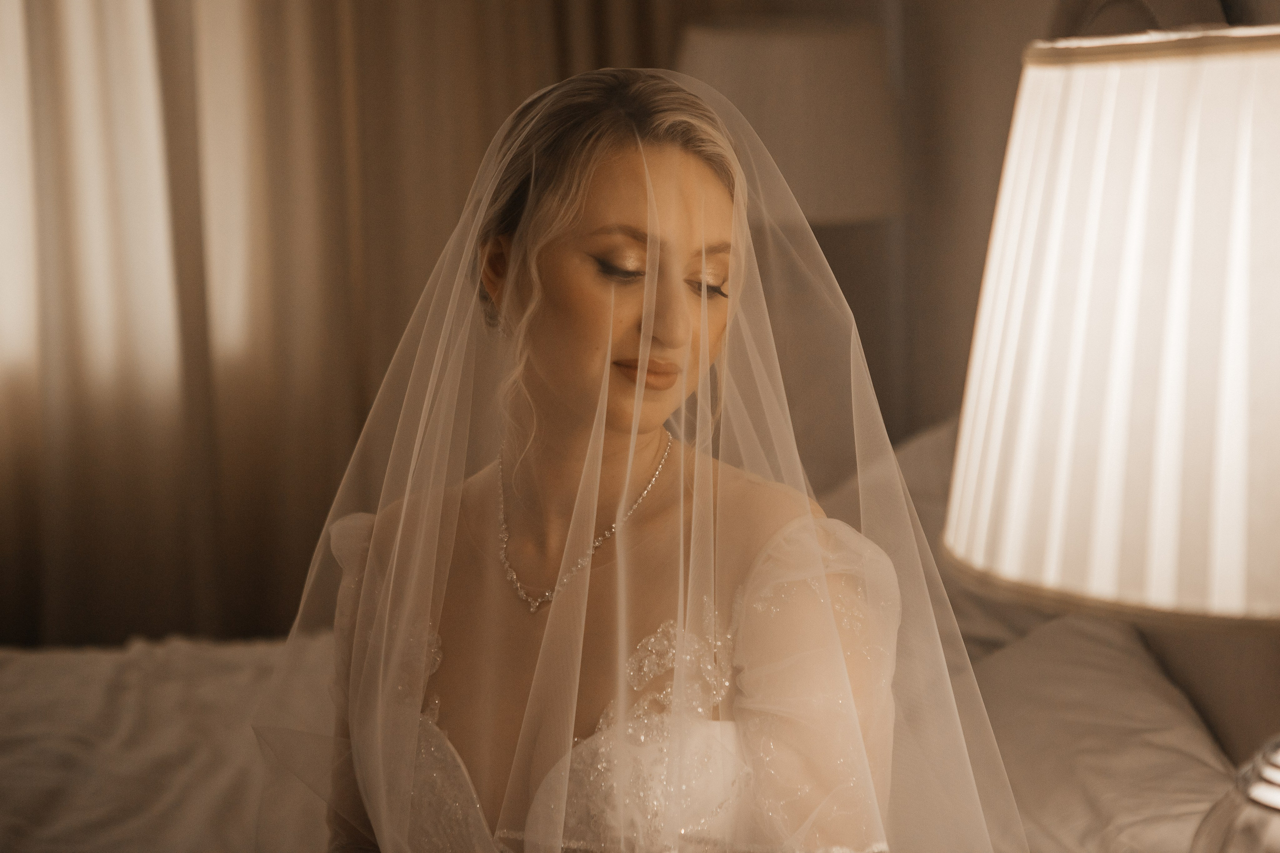 Евгения и Николай утренние сборы. Свадебный фотограф Виктория Чуйко Магнитогорск. Визуал для бизнеса