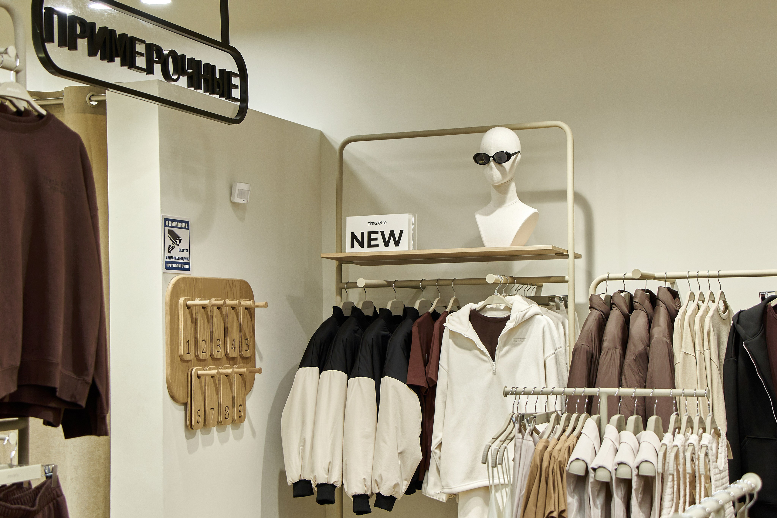 Интерьер магазина одежды