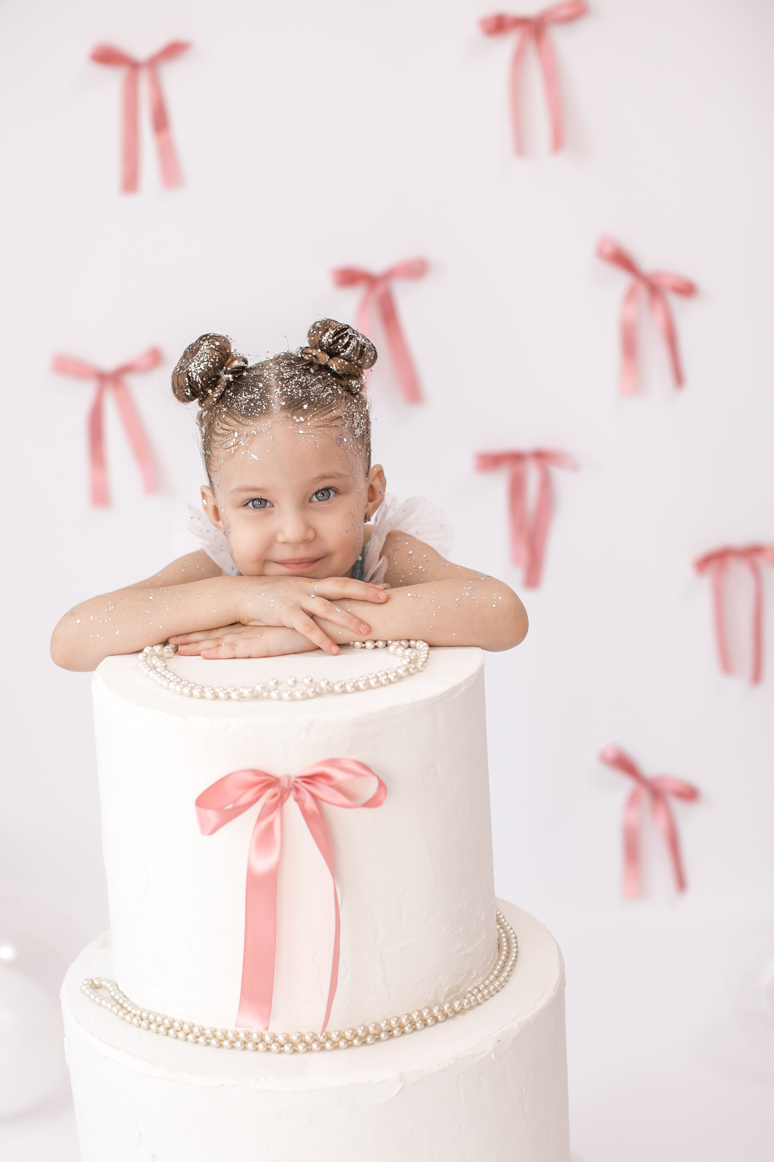 День рождение от 4 до 18 лет (на белом фоне). Детский семейный фотограф на первый годик город Новосибирск Дымова Светлана пакеты всё включено 1-3 года
