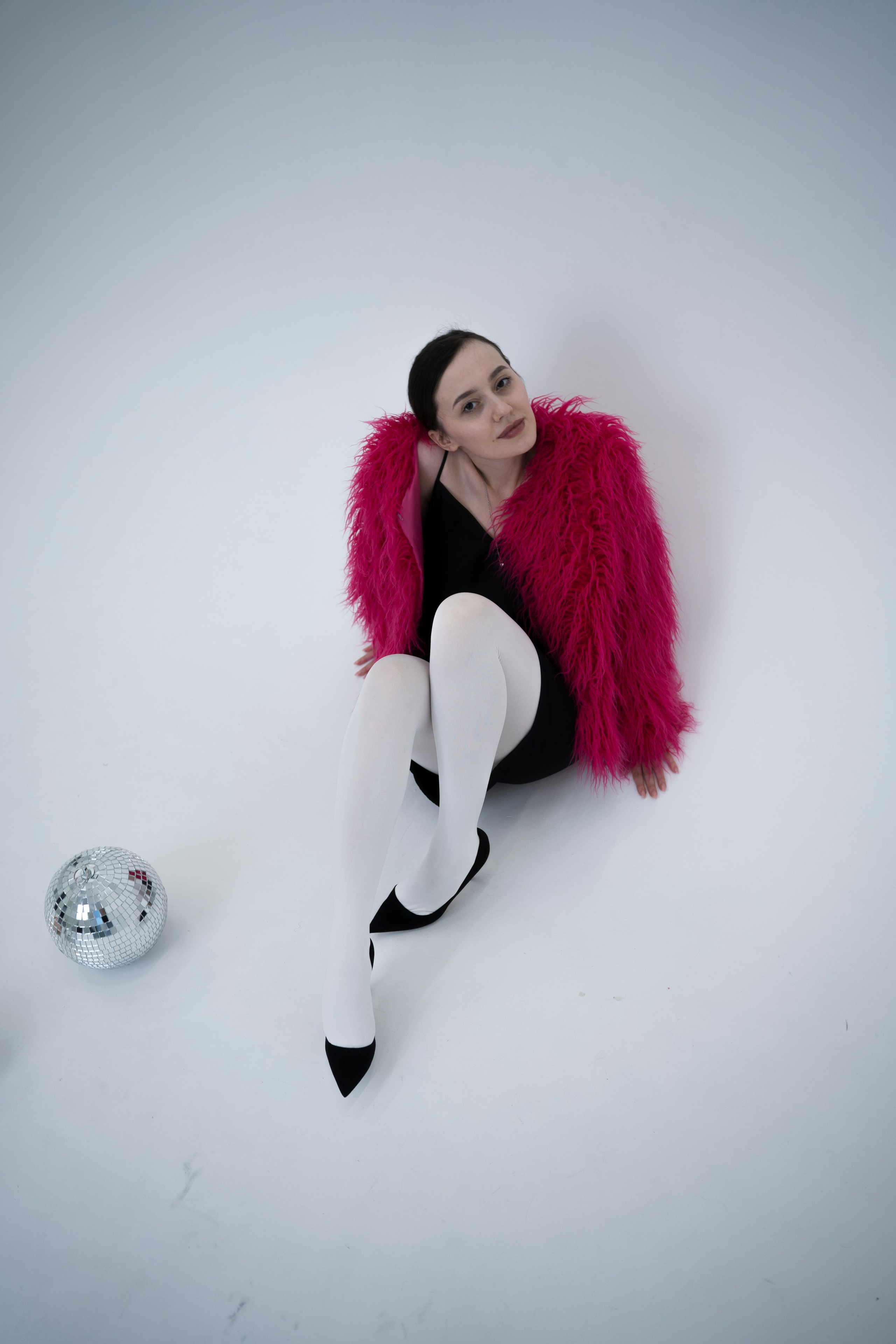 ДЕВОЧКА НА ШАРЕ. Главная