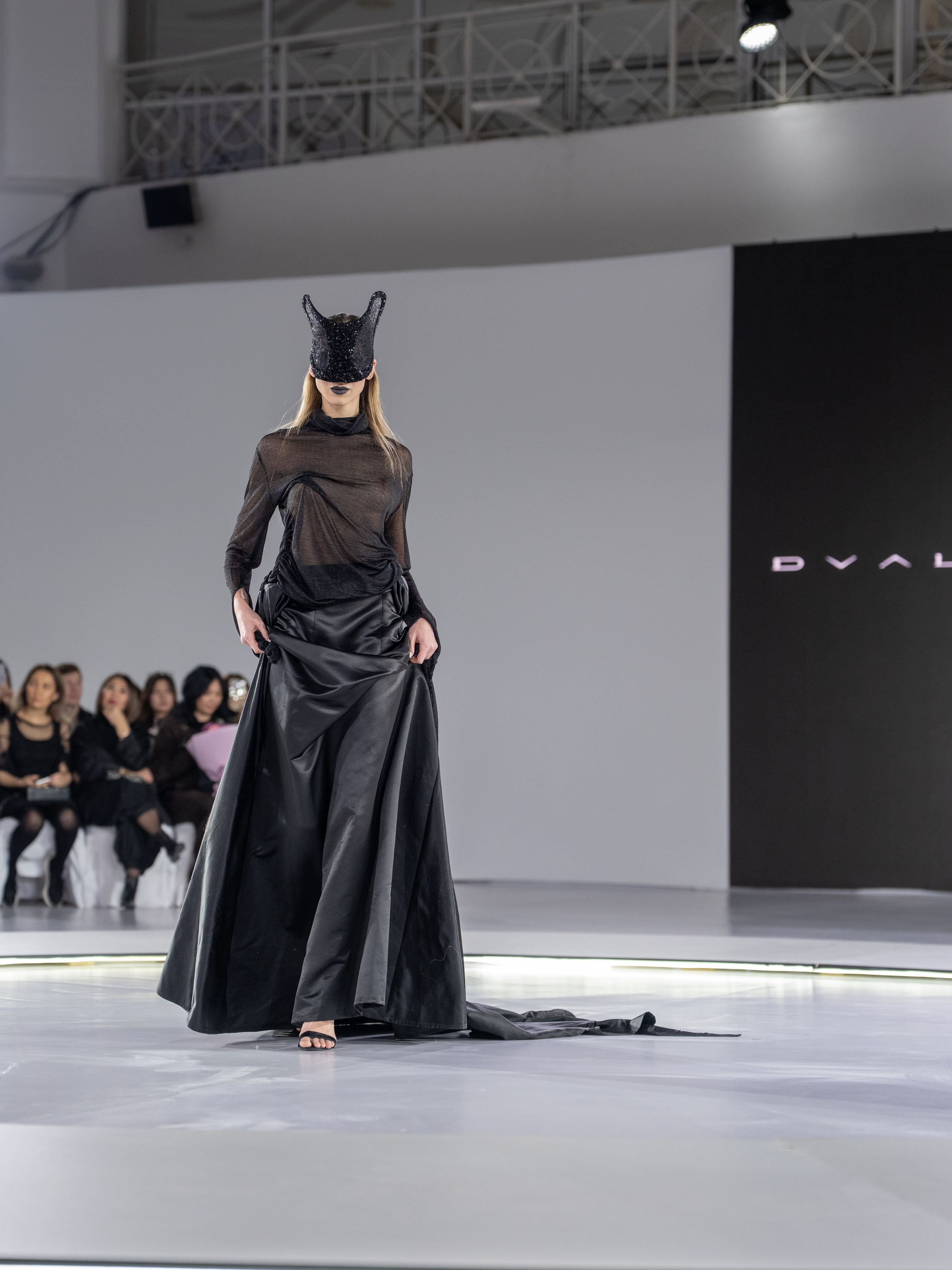 Дизайн DVALI. Сайт Алматинского НЮ АРТ, будуар и фэшн фотографа Дениса Карпенко