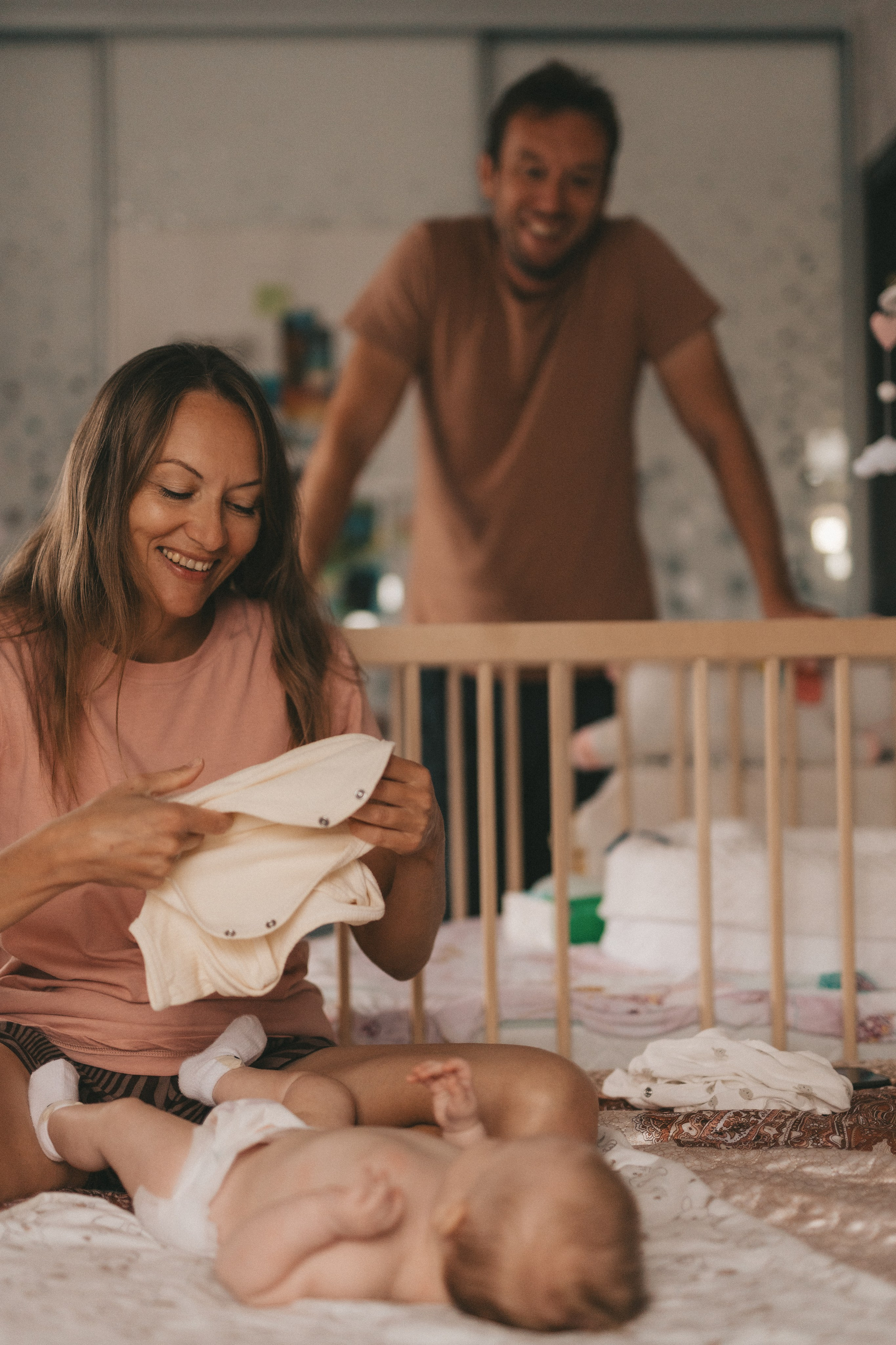 домашняя фотография, мама одевает младенца