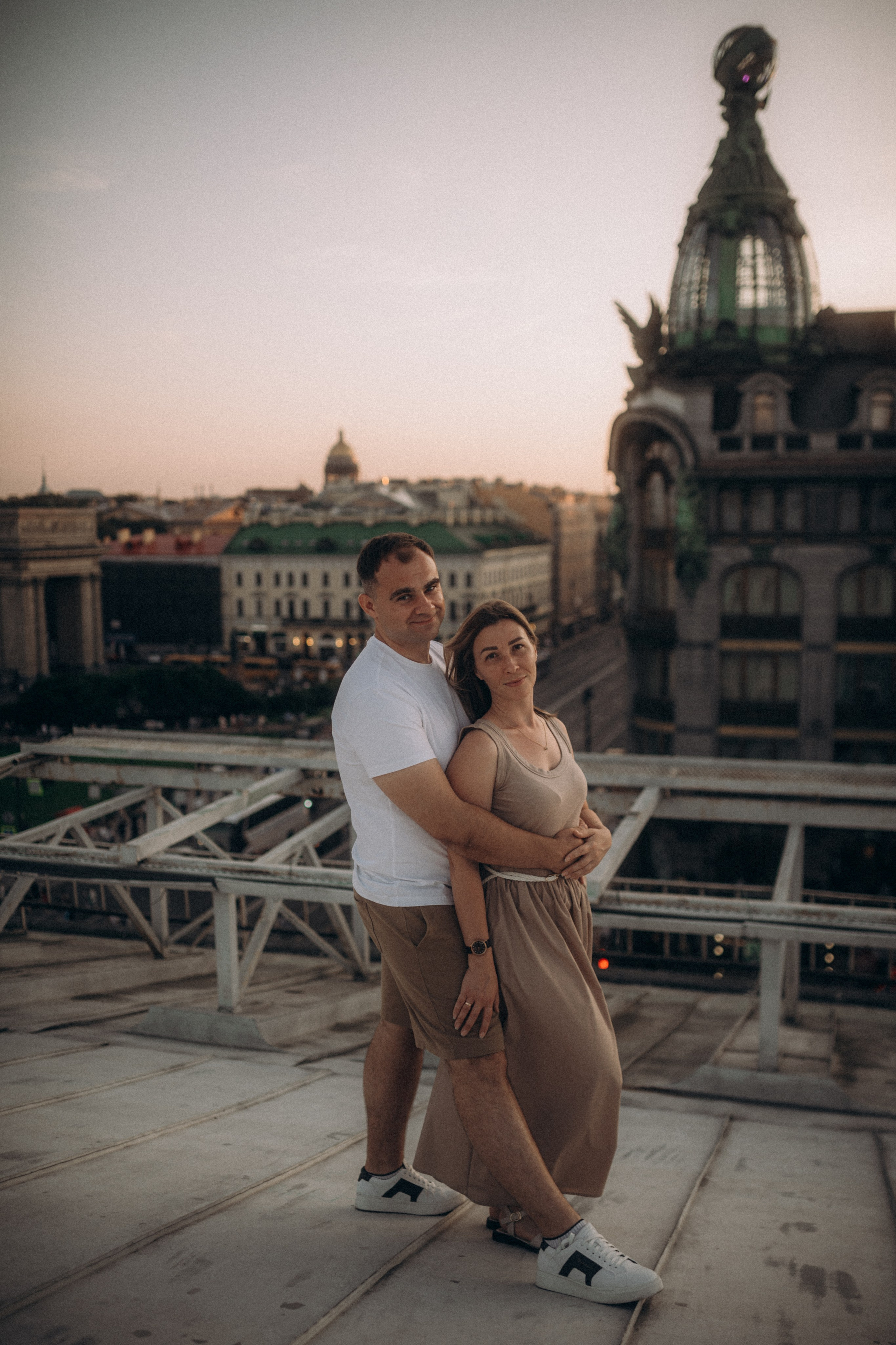 Мы сидим на питерской, теплой крыше. Фотограф в Санкт Петербурге Лара Великова