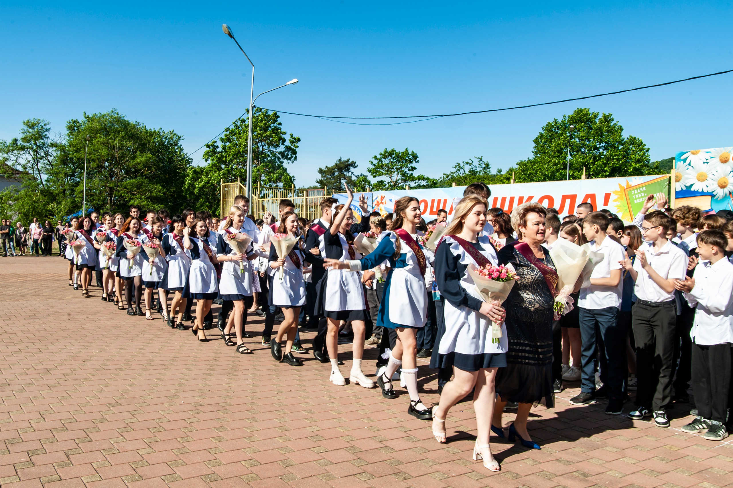 Последний Звонок МАОУ СОШ № 17 им. Эдуарда Есаяна — Архипо-Осиповка. Свадебный и семейный фотограф Денис Лукьянов в Краснодаре, Краснодарском крае и Республике Крым