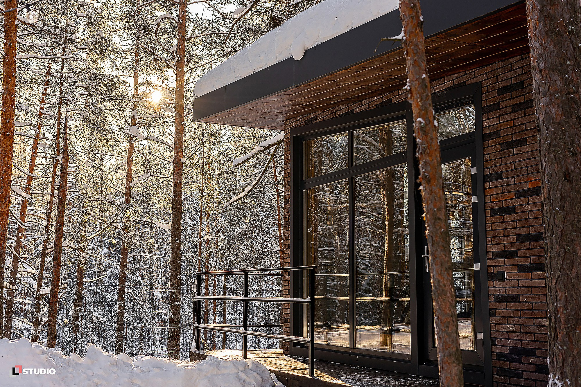 Зимняя фотография загородного дома в современном стиле