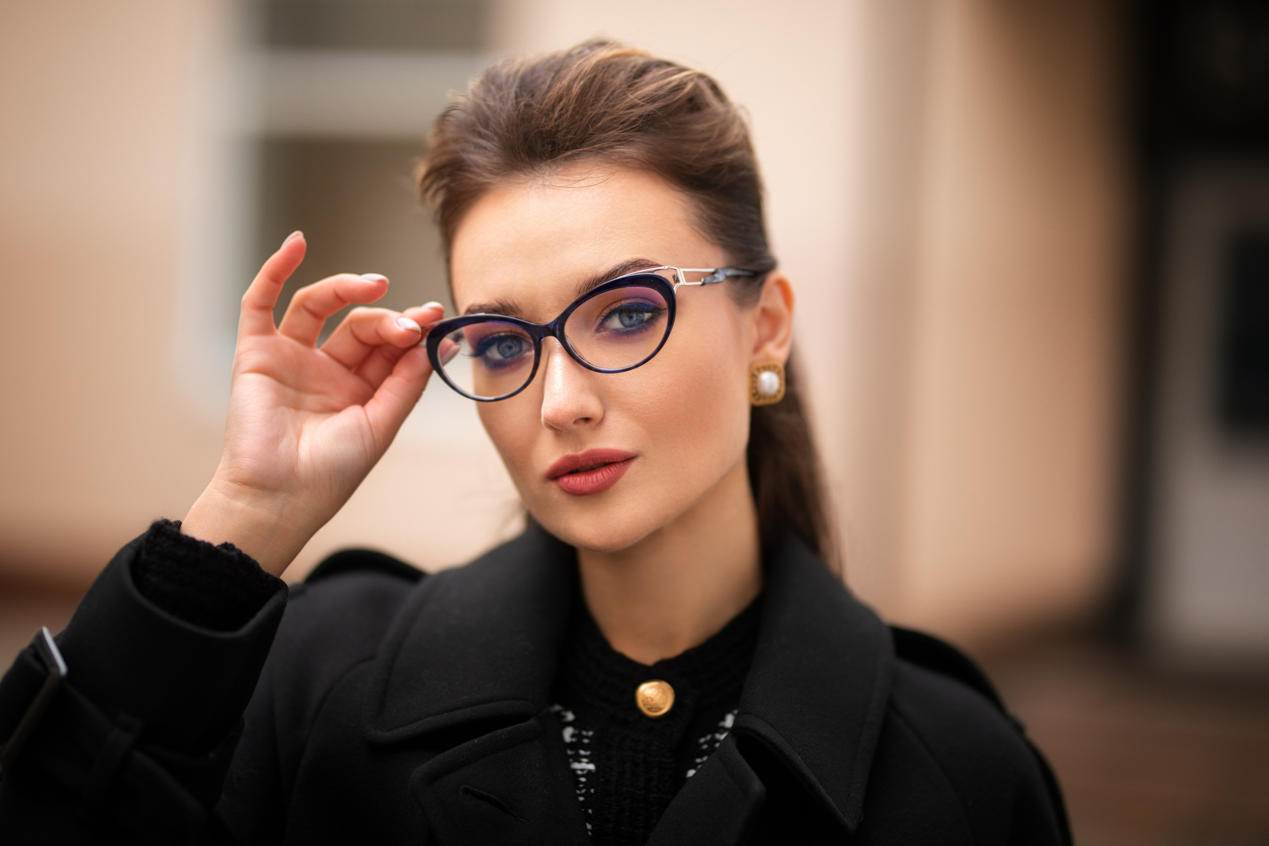 Студийный фотосет с Анастасией в минимальном интерьере в формате для «себя»