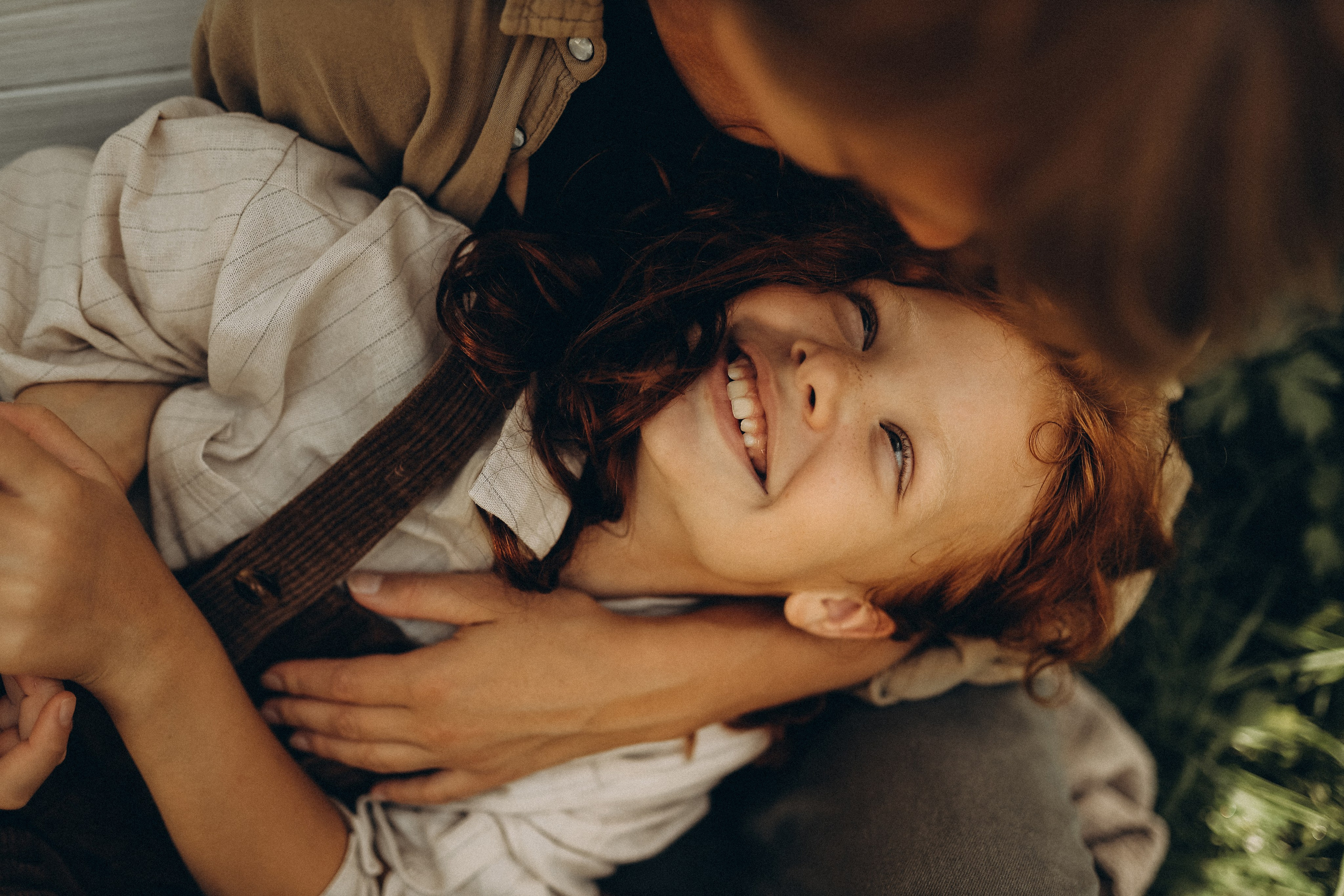 Дина и Миа в огороде. Семейный и детский фотограф в Москве Анастасия Меликова