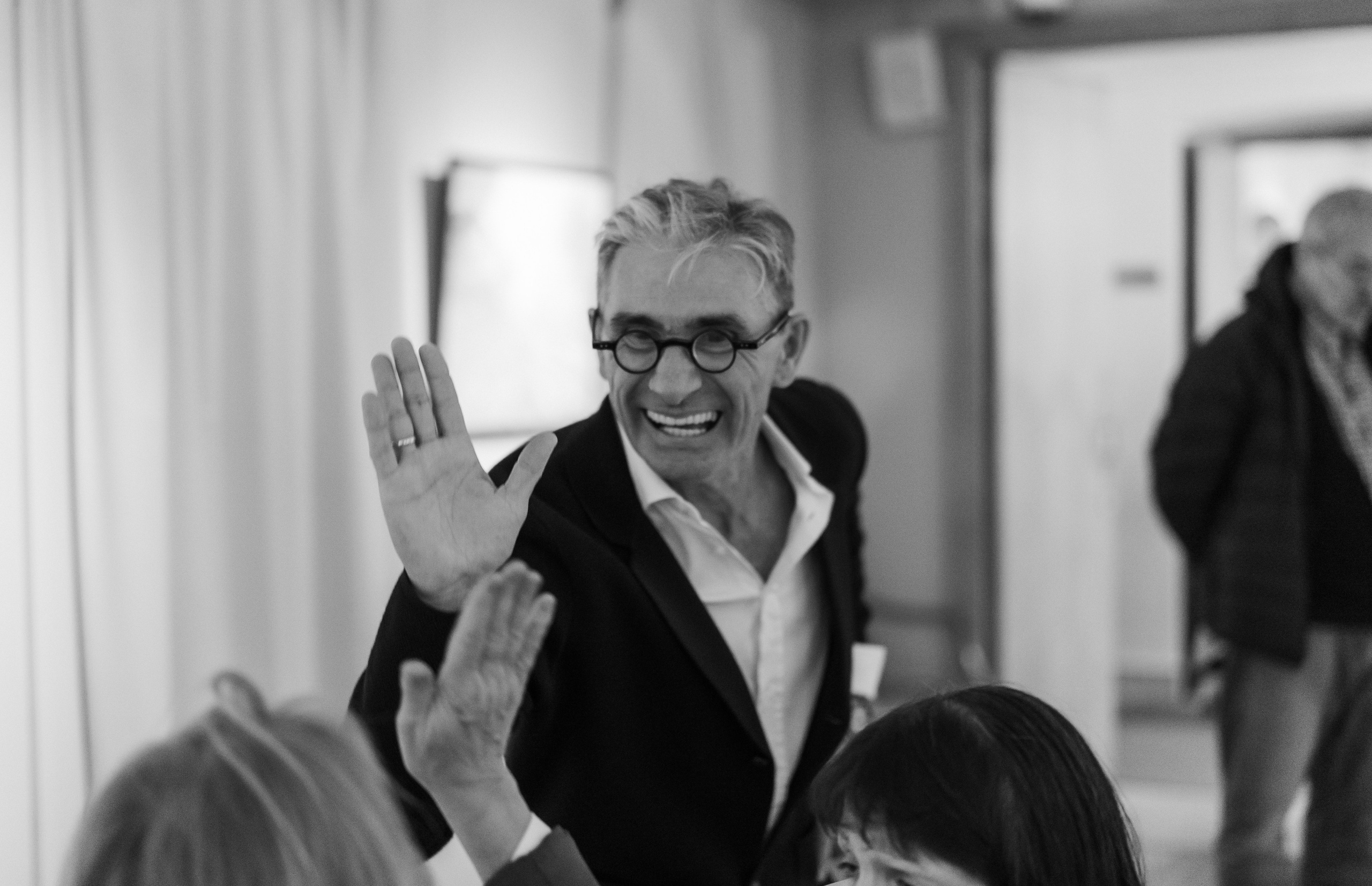 Съёмка открытия вытсавки художника Ильи Даньшина. Лиза Фирстова — самый добрый фотограф