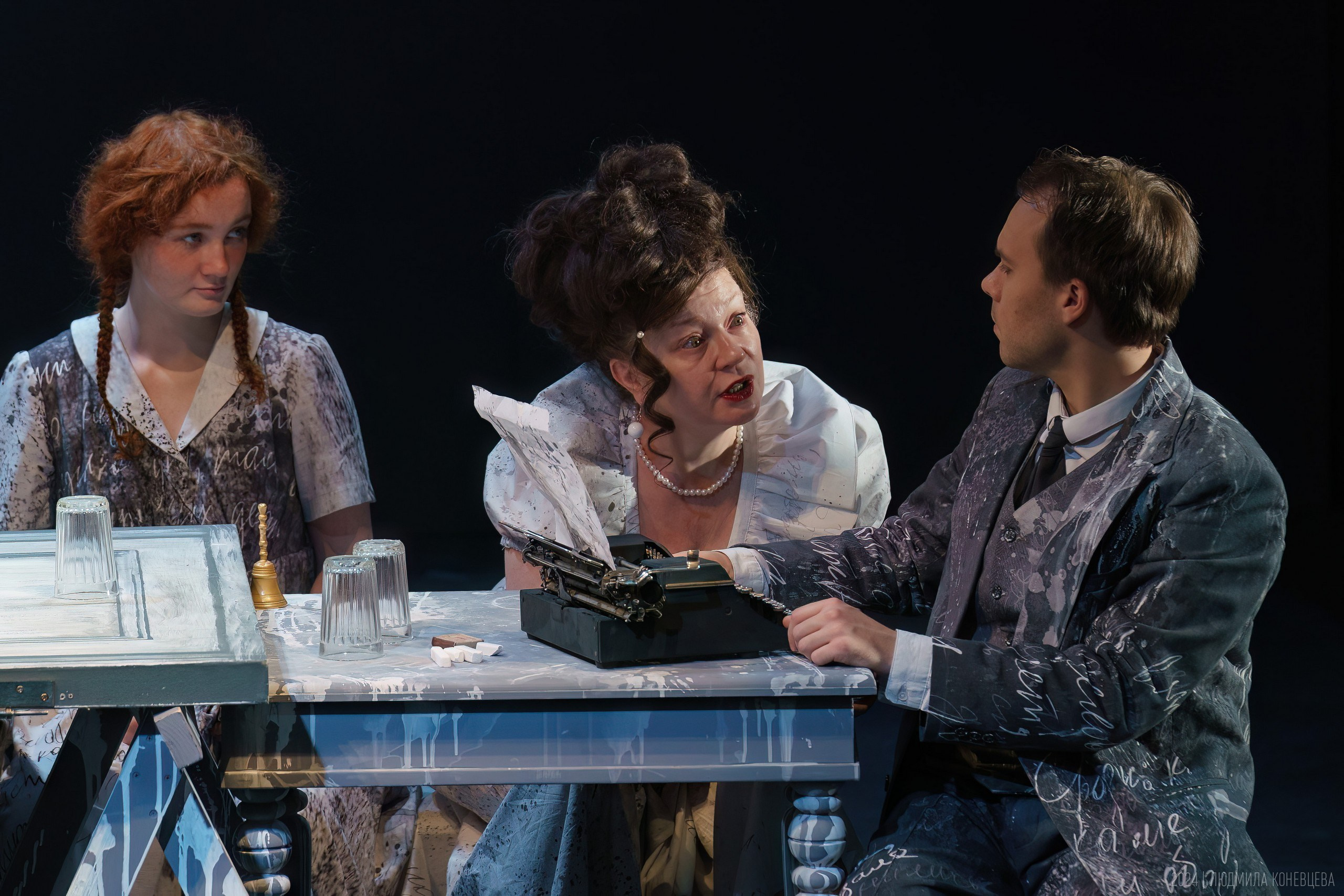 «Свет­лые души, или О том, как на­пи­сать рас­сказ», режиссер Михаил Крылов, Мастерская Петра Фоменко. Театральная фотография