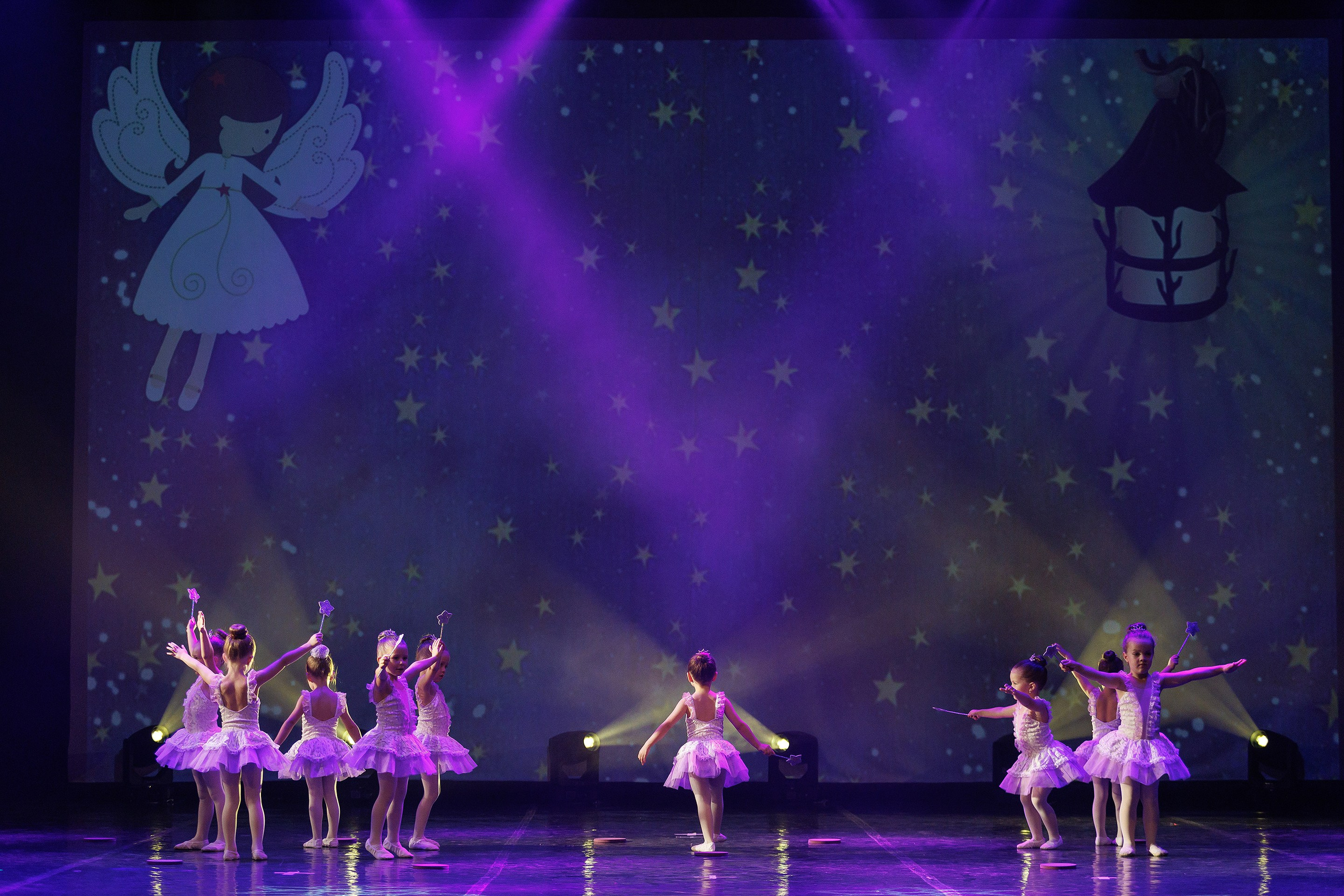 Репортажная фотосъемка отчетного концерта студии танцвев LilBallerine. Профессиональный фотограф в Новосибирске